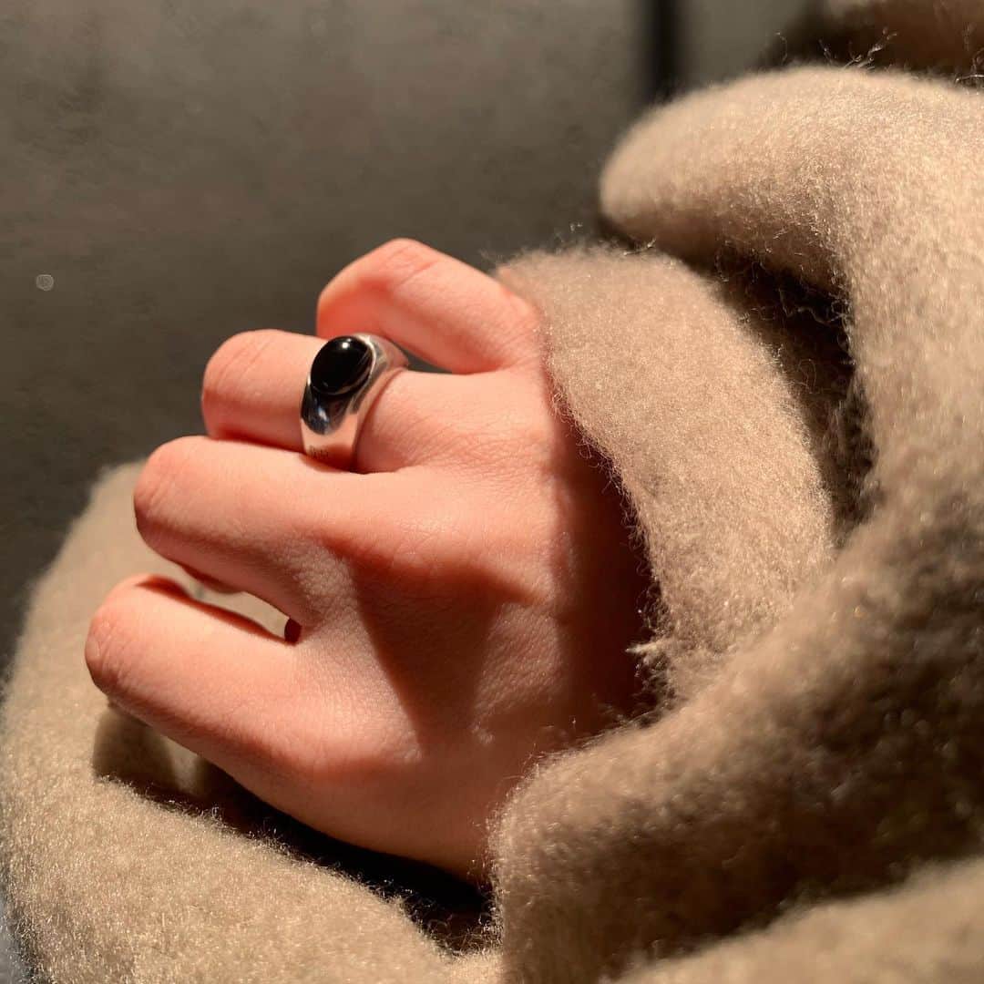西谷菜々のインスタグラム：「. oval onyx🖤 ぽってり存在感がありながらもフェミニンなリングにキュン。 @refaire.tokyo」