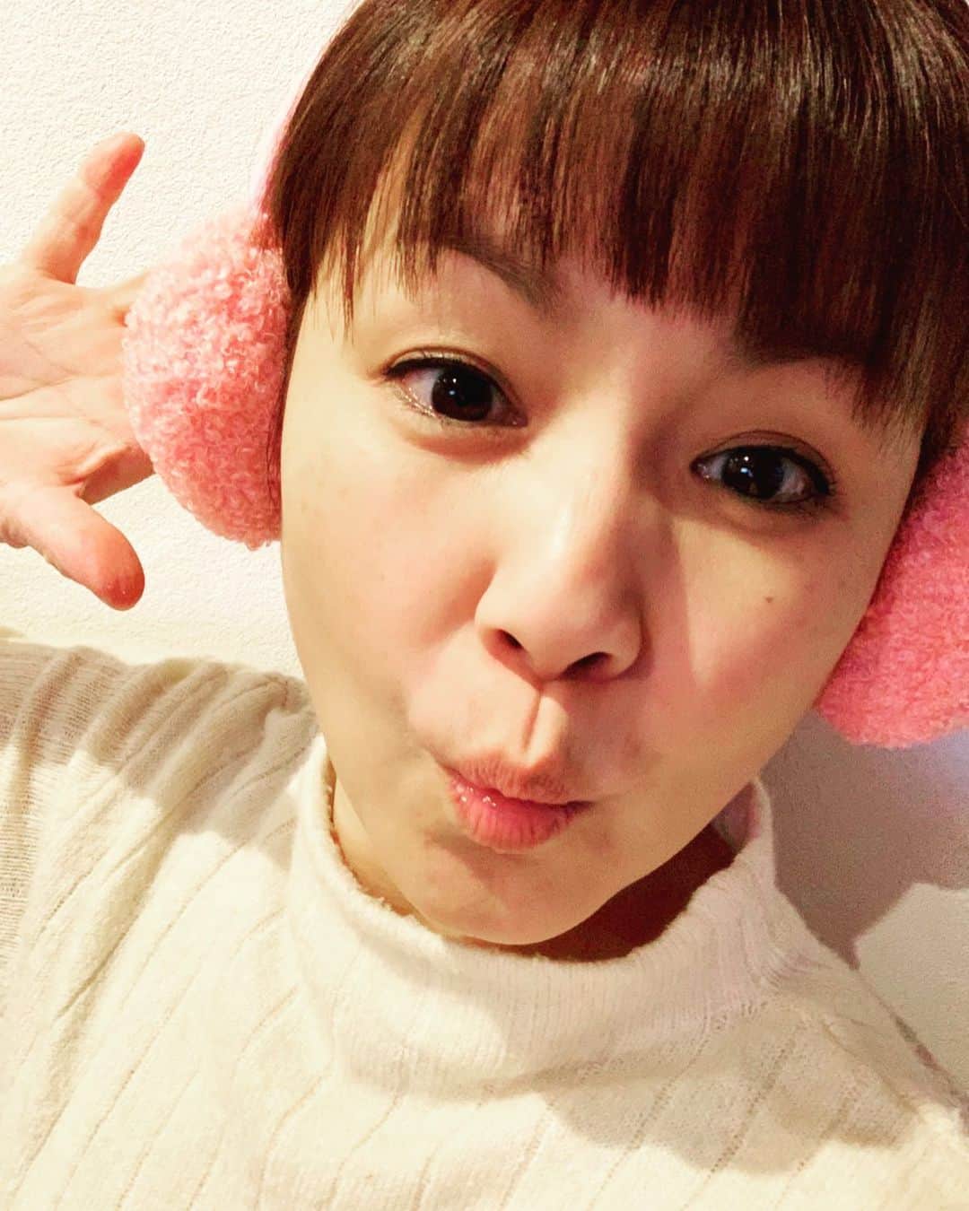中澤裕子のインスタグラム：「・・  ピンクver． どう？？  中澤！ アウトー！！  って聞こえてくる🤣  #暗く過ごしてなんていられない #毎日一生懸命が積み重ねなんだって」