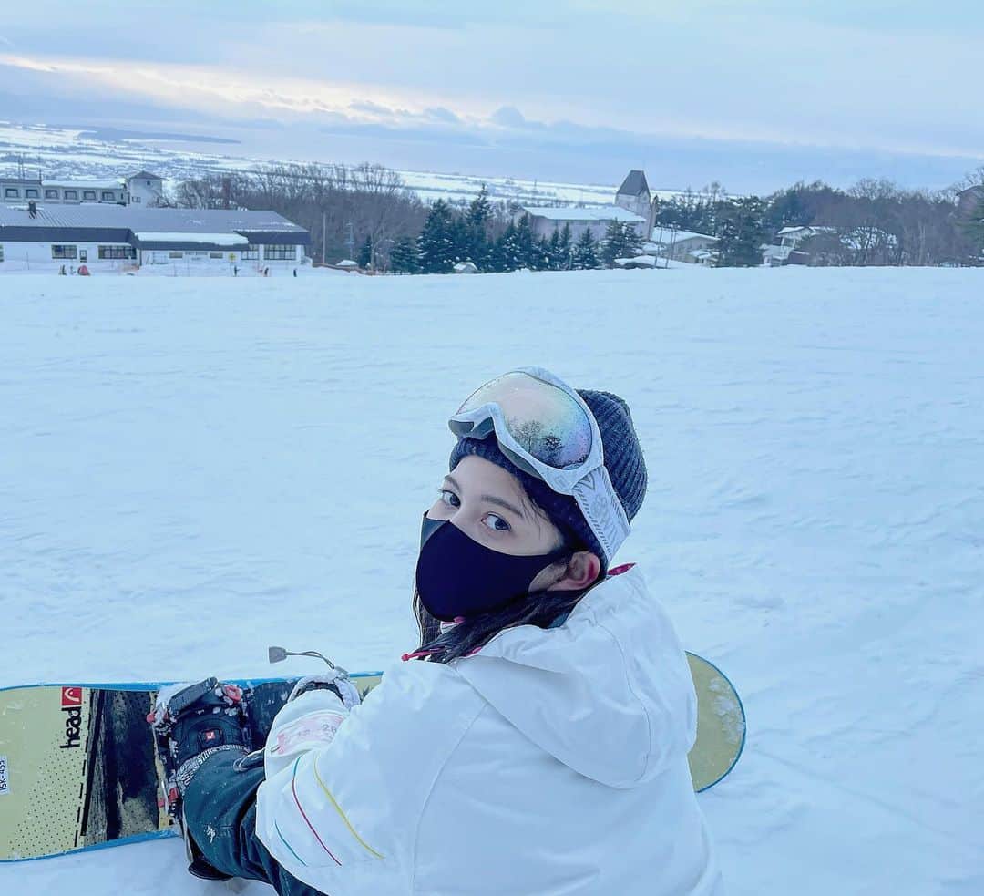 愛花さんのインスタグラム写真 - (愛花Instagram)「いつかのスノボ写真🔰 小学生からずっとスキーをやっていたのですがボードもいいなあと思って☀️ ちなみに今は期末レポートをたくさん書いてます✏️」1月9日 18時09分 - hi_erica_official