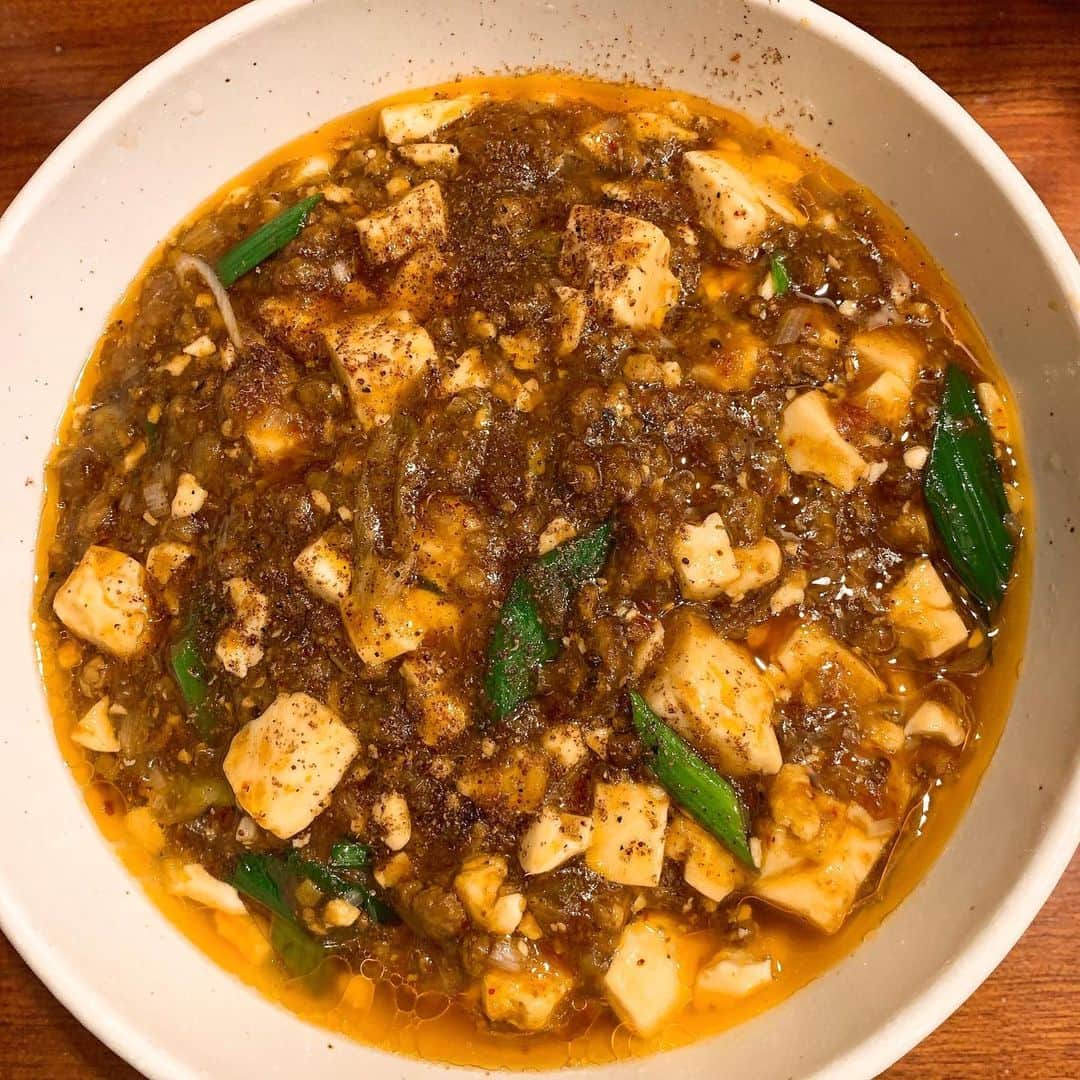 華月咲（さーちゃん）のインスタグラム：「🍜 #SHIBIRENOODLS蝋燭屋 銀座本店 #麻婆麺 （普辛）¥1000 銀座一丁目駅より徒歩３分。 ＊ 周りからオススメされ続けてたお店に やっと行けた〜！超絶シビレた〜！！！ カラシビ大好きマンなわたし的には メニューも卓上調味料もすべてが天国😇 求めてたピリリッ⚡️に出逢えた気分で 退店時には外の寒さなんて一切感じない 身体の芯からポカポカになる一杯( *ˊᵕˋ )🔥 ＊ 倍辛にも挑戦してみたいんだけど さすがにやばいかなあ😳気になるなあ😳 全メニュー食べたくなったから通う！！！ ・ ・ #japan #tokyo #ginza #ramen  #蝋燭屋 #東京 #銀座 #銀座グルメ #東京ラーメン #銀座ラーメン #麻婆ラーメン#カラシビ #辛いラーメン #ラーメン #ラーメン女子 #ラーメン部関東 #ラーメン倶楽部 #ラーメン部 #麺スタグラマー #麺スタグラム #ラーメン好きと繋がりたい #ラーメンパトロール」