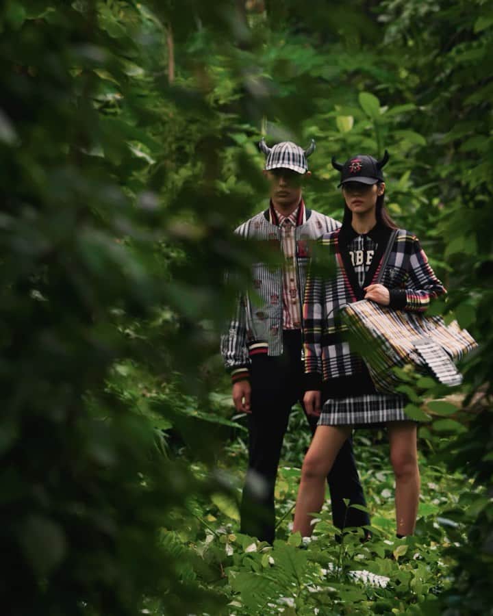 リウ・ウェンのインスタグラム：「Another look at the @burberry New Year’s campaign! Dwell in the woods with us 🍀🌲🌳🌴☘️🌱🌿」