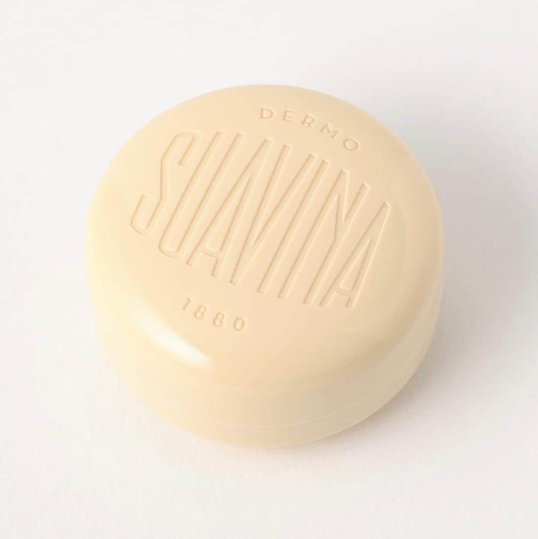 のインスタグラム：「. 『 SUAVINA 』  スペインの小さな町、ビジャレアルにあった薬局の薬剤師が、独自につくっていたハンドメイドの軟膏からスタートしたブランド「スアビナ/SUAVINA」。 地中海の強い日差しによる乾燥対策のためにつくられた、保湿効果の高いスキンケアアイテムです。  気候には恵まれているスペインですが、湿度の低さから季節を問わず年中乾燥しています。 そんな日々の乾燥対策として、スアビナのアイテムは昔から親しまれていました。 今ではスペインの薬局でも販売されており、スペインで知らない人はいないというほど有名です。 ブランドの歴史は長く、1880年の創業から140年間変わらないレシピで製造。 合成香料、防腐材、乳化剤を含まない100%天然エッセンシャルオイルに基づく製法でつくられています。 香りは、柑橘類とメントールのアロマが使われており、どこか懐かしさを感じさせる爽やかで心地よい香りです。  @suavina_japan  @dermo_suavina  #loveless #20aw  #newseason #newarrival  #suavina #skincare #handcream  #ラブレス #ラブレスセレクト」