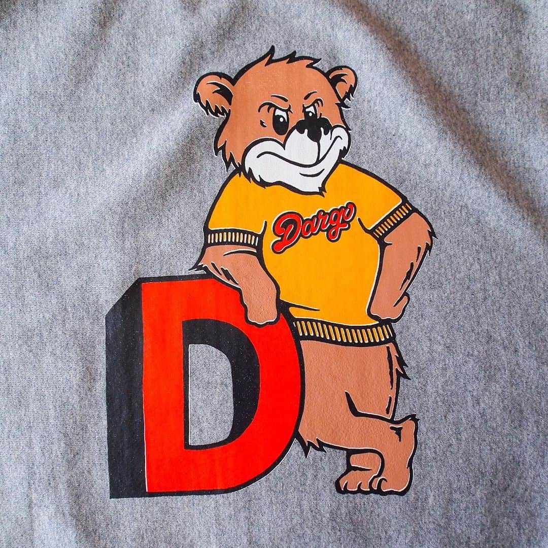 DARGO T-shirt &Sign Artさんのインスタグラム写真 - (DARGO T-shirt &Sign ArtInstagram)「#dargo2020aw 【DARGO】 "College  Bear" Heavy Weight Sweat Shirt. color：HEATHER GRAY size：S, M, L, XL, XXL OpenEnd Yarn, 12onz Heavy Weight Reverse Weave 水性ラバーインク シルクスクリーン５版構成 ------------------------- 12onz ヘビーウェイト 裏起毛で保温性や耐久性も抜群。真冬時期のインナーから春 / 秋には一枚で着用してもOK. 　 プリントは昔ながらのアメリカのスウェットの雰囲気を意図的に表現するために、熊本市内の専用スタジオにてシルクスクリーンを使い、手刷りで1枚1枚プリントしています。 　 イニシャルにもたれかかったキャンパス系アニマルをモチーフに、オリジナルでイラストを書き起こしました。シルクスクリーンを使い、合計５版構成でハンドプリントで施しています。 ------------------------- DARGO Hand Screen Printed T-shirt Printed in Kumamoto, Japan. ------------------------- #dargojapan #dargo2020aw #dargo2021ss #kumamoto #vintagestyle  #california #californiastyle #熊本 #熊本市 #熊本tシャツ #アメカジ #カリフォルニアスタイル #シルクスクリーン #スウェットシャツ #アメカジスタイル #ダーゴ」1月9日 18時10分 - dargo_japan
