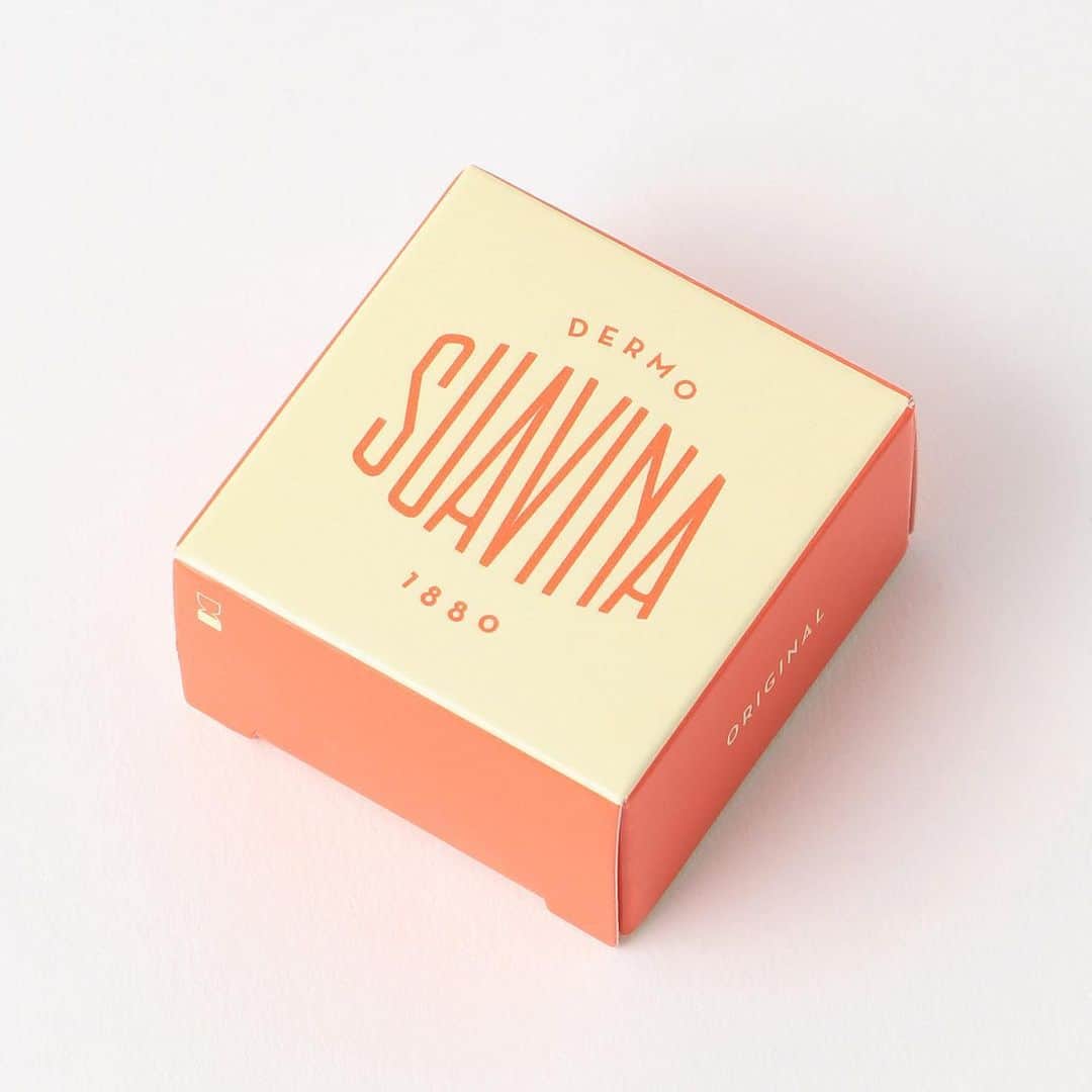 のインスタグラム：「. 『 SUAVINA 』  Original Lip Balm Jar 10ml SV_01jar  ワセリンと天然のエッセンシャルオイルを使用したリップバームは、高い保湿力で唇を保護し、柔らかくします。 心地よいシトラスの香りとメントールのフレッシュな感触、少量でも伸びが良く、唇に負担をかけずに塗ることができます。 指でマッサージするようにお使いください。(合成香料、防腐材、乳化剤不使用)  風邪や鼻炎などによる口や鼻周辺の肌荒れから皮膚をケアし、保湿、保護します。 強い日差しや寒さ、風などの厳しい気候に曝される唇のダメージをケアし、修復を助けます。 また、リップメイク前のベースメイクにも最適。保湿効果があり、唇を整 えてメイクがしやすくなります。滑らかで光沢のある状態に保ちます。  -SUAVINA(スアビナ)- スペインの小さな町、ビジャレアルにあった薬局の薬剤師が、独自につくっていたハンドメイドの軟膏からスタートしたブランド「スアビナ/SUAVINA」。 地中海の強い日差しによる乾燥対策のためにつくられた、保湿効果の高いスキンケアアイテムです。  気候には恵まれているスペインですが、湿度の低さから季節を問わず年中乾燥しています。 そんな日々の乾燥対策として、スアビナのアイテムは昔から親しまれていました。 今ではスペインの薬局でも販売されており、スペインで知らない人はいないというほど有名です。 ブランドの歴史は長く、1880年の創業から140年間変わらないレシピで製造。 合成香料、防腐材、乳化剤を含まない100%天然エッセンシャルオイルに基づく製法でつくられています。 香りは、柑橘類とメントールのアロマが使われており、どこか懐かしさを感じさせる爽やかで心地よい香りです。  @suavina_japan  @dermo_suavina  #loveless #20aw  #newseason #newarrival  #suavina #skincare #handcream  #ラブレス #ラブレスセレクト」