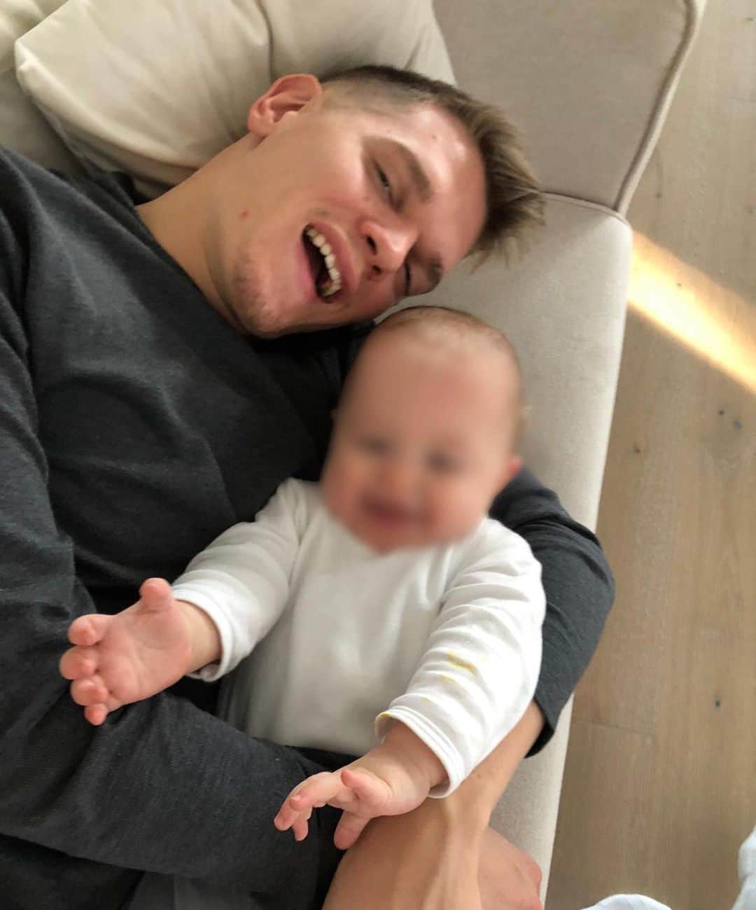 マティアス・ギンターのインスタグラム：「Nach einem Freitag-Sieg lässt sich der Bundesliga-Samstag gut genießen 😁👶🏼  P.S.: Dem Kopf geht’s auch wieder gut 🤕😊👍🏼」