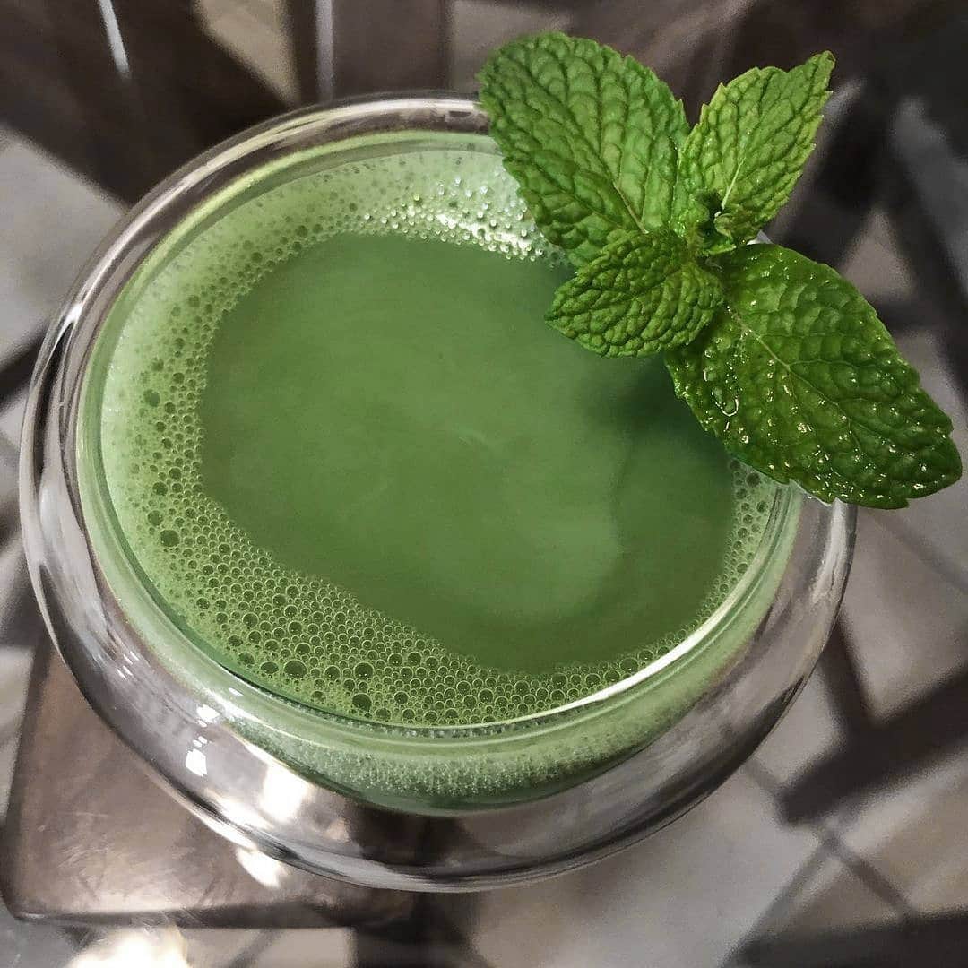 Matchæologist®さんのインスタグラム写真 - (Matchæologist®Instagram)「🙋 Hands up if you’d like to enjoy a cup of freshly brewed #Matcha with our Cloud Glass #Chawan. 🍵 Thanks to 📷 @tabbysmorningpost for this amazing capture. . Inspired by the shape of a cloud, our cloud glass chawan features an inner curvature that perfectly complements our Full-Hand Chasen when whisking matcha. It is made with high-quality, heat-resistant borosilicate glass, which can retain heat more effectively, while allowing the beautiful colour of the content inside to shine through as you admire your perfectly brewed cup of matcha. . Visit our site (link in bio) to grab yours today 👉@Matchaeologist . Matchæologist® #Matchaeologist Matchaeologist.com」1月9日 23時43分 - matchaeologist