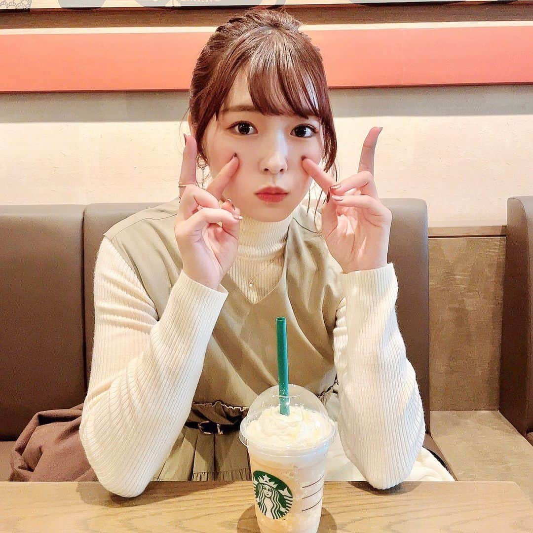 橋本紗奈さんのインスタグラム写真 - (橋本紗奈Instagram)「ʚ♡ɞ . . スタバの紅茶のフラペチーノしか勝たん！🐈🌼 . . . 2枚目のポーズやりがちなのよね笑 ぶっ刺しピース✌️ . . (写真は去年の写真です) #スタバ #スターバックス #スタバ新作 #ヘア　#ヘアアレンジ #ポニーテール #ootd #冬コーデ #ワンピース #前髪アレンジ #ヘアスタイル」1月9日 18時23分 - hashimoto_sana