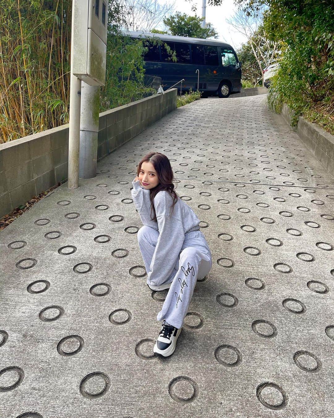 南りほのインスタグラム：「寒いなぁ〜🥺 撮影終わりにマネージャーさんに撮ってもらった🖤 坂道なので下から撮ってもらって脚長効果🤫🤍」