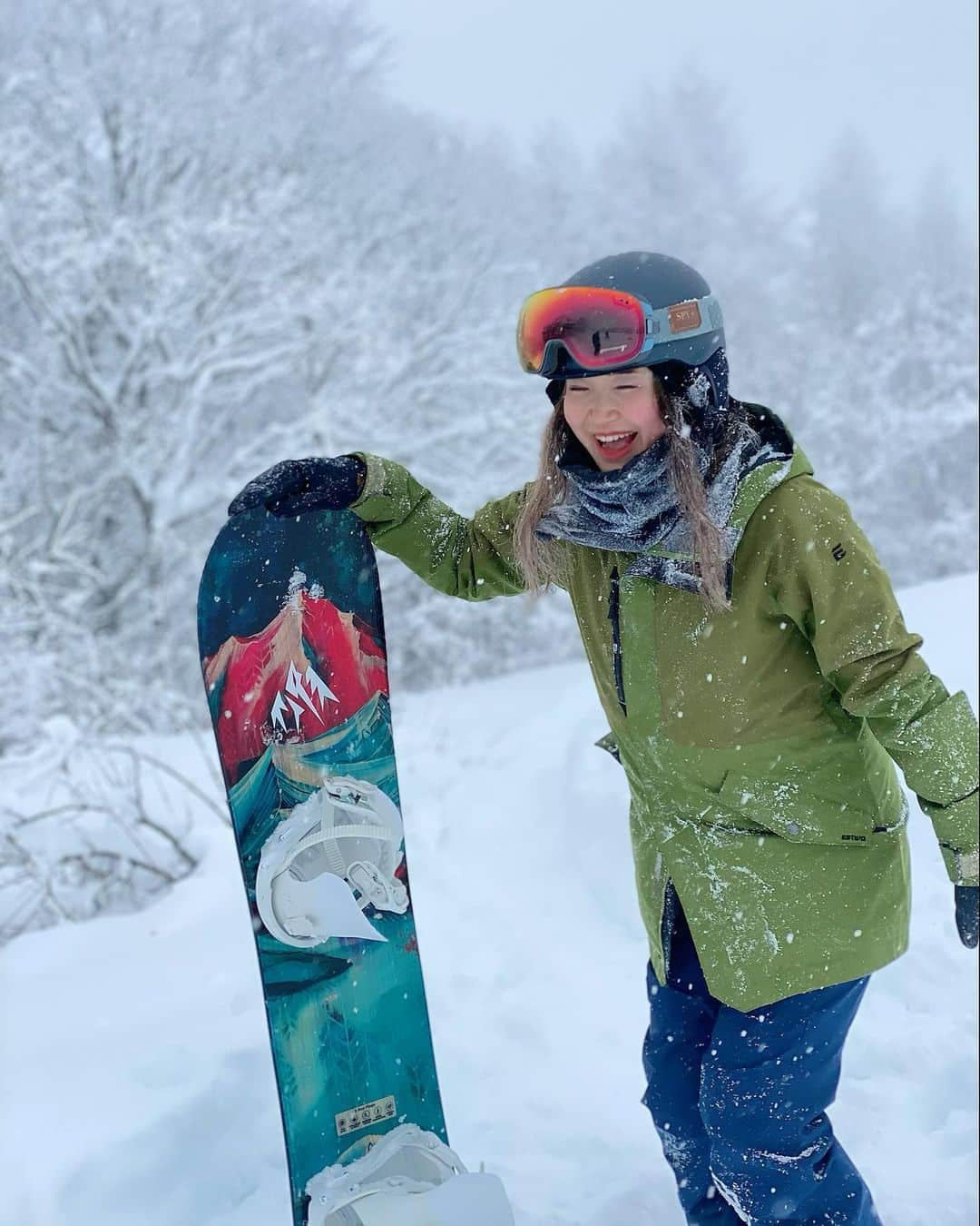 奥家沙枝子のインスタグラム：「上質なパウダーがたっぷり☃️❄️💕 白馬でガッツリ滑ってきました🏂 . 行ってみたかったマウンテンハーバー🏔 霧の中で絶景とはいかなかったけど、山の上で美味しいコーヒーをいただきました☕︎ .  boards: @jonessnowboards  binding: @fluxsnowboarding  boots: @burton  helmet: @smithoptics  goggle: @spyoptic  wear: @goldwin_official   . #hakuba #japan #snow #snowboard  #snowboarding #snowsurf #winter  #mountain #outdoor #nature #beautiful #goodday #winterwonderland #trip #travel #japow #powder #powday #GoPro #mountainharbor #GoProのある生活 #スノボ #スノーボード #雪 #パウダー #山 #長野#白馬 @hakuba_iwatake  @hakubavalley」