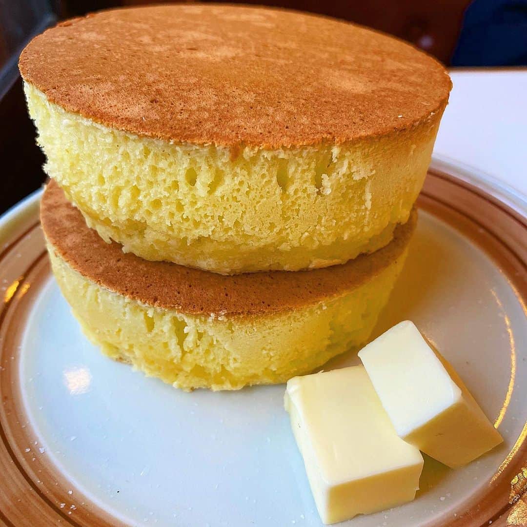のインスタグラム：「ㅤㅤㅤㅤㅤㅤㅤㅤㅤㅤㅤㅤㅤ 鎌倉にあるイワタコーヒー店さん(@iwatacoffee)の 「ホットケーキ」880円 ㅤㅤㅤㅤㅤㅤㅤㅤㅤㅤㅤㅤㅤ 鎌倉駅から徒歩1分ほどのところにあるイワタコーヒー店さんは、1948年創業の老舗コーヒーショップ！ ㅤㅤㅤㅤㅤㅤㅤㅤㅤㅤㅤㅤㅤ 今回は名物のホットケーキを注文🥞 ㅤㅤㅤㅤㅤㅤㅤㅤㅤㅤㅤㅤㅤ ホットケーキは伝統のレシピをもとに銅板の上で、表面にこんがり焼き目がつくまで弱火でじっくり焼き上げるそう！ 20〜30分後に提供されたホットケーキはかなり厚みがあって、外側はザクッと食感、中はしっかりふわふわ食感！ ㅤㅤㅤㅤㅤㅤㅤㅤㅤㅤㅤㅤㅤ 焼きたてあつあつのホットケーキには上品な甘さがあって、そのまま何もつけずに食べてもおいしいくらいですが、横に添えられたバターを塗って、メープルシロップをたっぷりかければさらに至福のひと口を味わうことができます！ ㅤㅤㅤㅤㅤㅤㅤㅤㅤㅤㅤㅤㅤ けっこうボリュームがあるので、他にも鎌倉でいろいろ食べ歩く予定があるときは2人でシェアして食べるのもありかも！ ㅤㅤㅤㅤㅤㅤㅤㅤㅤㅤㅤㅤㅤ こんなおいしいホットケーキが880円で食べれるのはかなりお得だと思う！！おすすめ！！！ ㅤㅤㅤㅤㅤㅤㅤㅤㅤㅤㅤㅤㅤ ※昨年撮りためた写真を中心に投稿しています。 ㅤㅤㅤㅤㅤㅤㅤㅤㅤㅤㅤㅤㅤ ------------------------------------------ 📍神奈川県鎌倉市小町1-5-7 ⏰9:30〜18:00 🛌火曜と第2水曜定休 🚃鎌倉駅から徒歩1分 ------------------------------------------ #過去pic  #鎌倉カフェ #イワタコーヒー #ホットケーキ #小町通り」