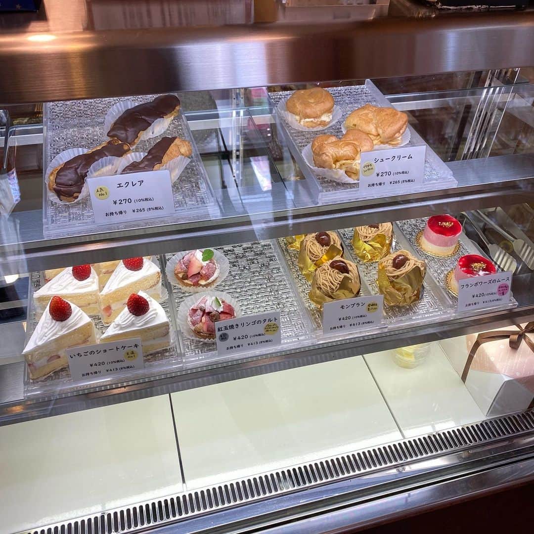 ゆうとグルメさんのインスタグラム写真 - (ゆうとグルメInstagram)「ㅤㅤㅤㅤㅤㅤㅤㅤㅤㅤㅤㅤㅤ 鎌倉にあるイワタコーヒー店さん(@iwatacoffee)の 「ホットケーキ」880円 ㅤㅤㅤㅤㅤㅤㅤㅤㅤㅤㅤㅤㅤ 鎌倉駅から徒歩1分ほどのところにあるイワタコーヒー店さんは、1948年創業の老舗コーヒーショップ！ ㅤㅤㅤㅤㅤㅤㅤㅤㅤㅤㅤㅤㅤ 今回は名物のホットケーキを注文🥞 ㅤㅤㅤㅤㅤㅤㅤㅤㅤㅤㅤㅤㅤ ホットケーキは伝統のレシピをもとに銅板の上で、表面にこんがり焼き目がつくまで弱火でじっくり焼き上げるそう！ 20〜30分後に提供されたホットケーキはかなり厚みがあって、外側はザクッと食感、中はしっかりふわふわ食感！ ㅤㅤㅤㅤㅤㅤㅤㅤㅤㅤㅤㅤㅤ 焼きたてあつあつのホットケーキには上品な甘さがあって、そのまま何もつけずに食べてもおいしいくらいですが、横に添えられたバターを塗って、メープルシロップをたっぷりかければさらに至福のひと口を味わうことができます！ ㅤㅤㅤㅤㅤㅤㅤㅤㅤㅤㅤㅤㅤ けっこうボリュームがあるので、他にも鎌倉でいろいろ食べ歩く予定があるときは2人でシェアして食べるのもありかも！ ㅤㅤㅤㅤㅤㅤㅤㅤㅤㅤㅤㅤㅤ こんなおいしいホットケーキが880円で食べれるのはかなりお得だと思う！！おすすめ！！！ ㅤㅤㅤㅤㅤㅤㅤㅤㅤㅤㅤㅤㅤ ※昨年撮りためた写真を中心に投稿しています。 ㅤㅤㅤㅤㅤㅤㅤㅤㅤㅤㅤㅤㅤ ------------------------------------------ 📍神奈川県鎌倉市小町1-5-7 ⏰9:30〜18:00 🛌火曜と第2水曜定休 🚃鎌倉駅から徒歩1分 ------------------------------------------ #過去pic  #鎌倉カフェ #イワタコーヒー #ホットケーキ #小町通り」1月9日 18時20分 - yuuuuto38