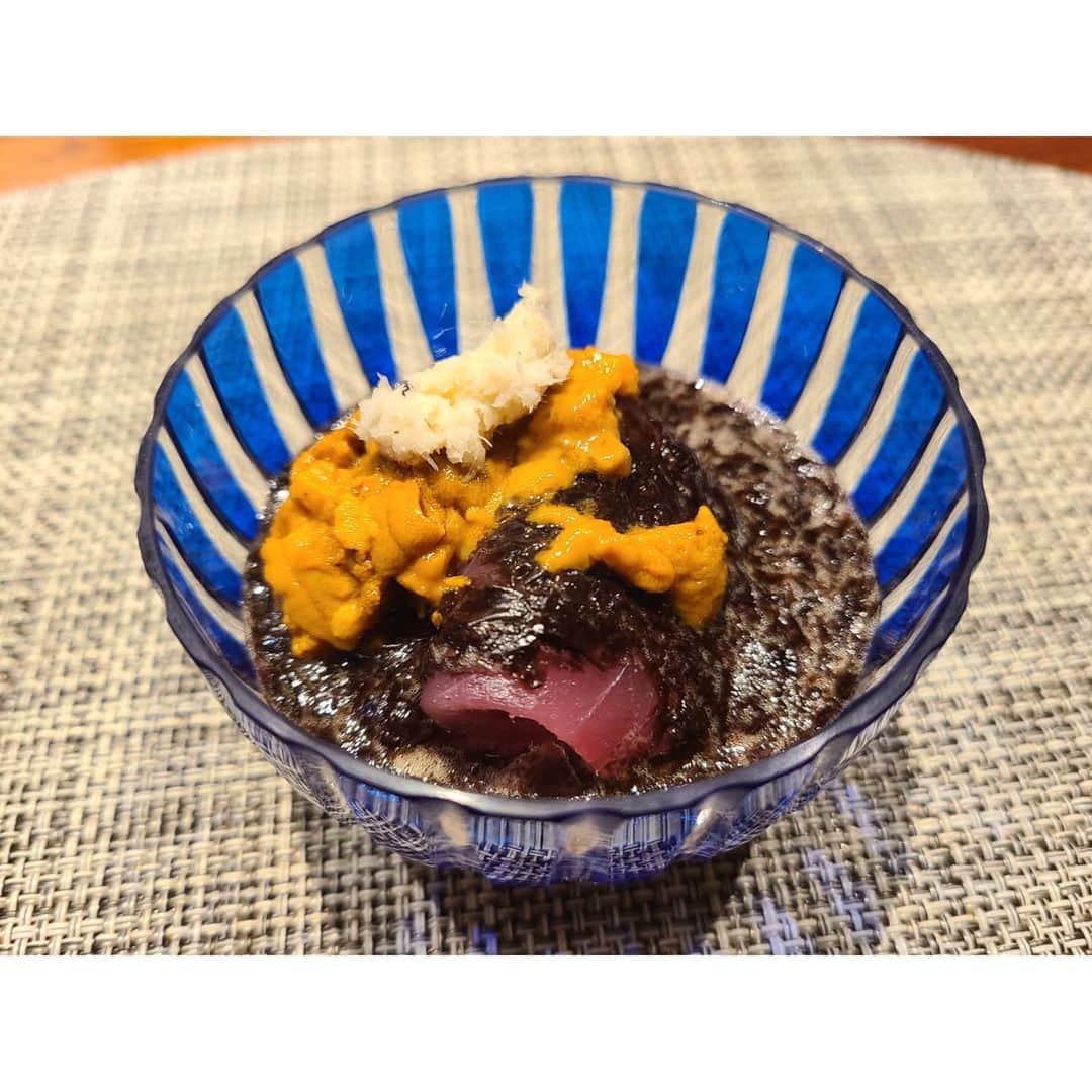 未來歩のインスタグラム：「昨日も最高でした☺️  食材こそ画像では普通に見えるけど、産地や普段では手にはいらない食材を惜しみ無く。。  トリュフを丸ごと切っては香って捨てる。  香りが少ない。って　何個捨てるの？って  他のお店ではどや顔ですり倒すんだろな。。  信用と信頼を預けれる大好きなシェフであり友達♥️  苺が１粒4000円🤣  キャビアもこんなに小さいのに10万オーバー キャビアも凄く最高な、ええ塩梅♥️  食材のプロフェッショナル  いつも本当に幸せをありがとう🎵  #キャビア #創作料理 #隠れ家  #シャンパン #食べログ#グルメ#大阪グルメ#予約困難店 #トリュフ  #caviar #champagne」
