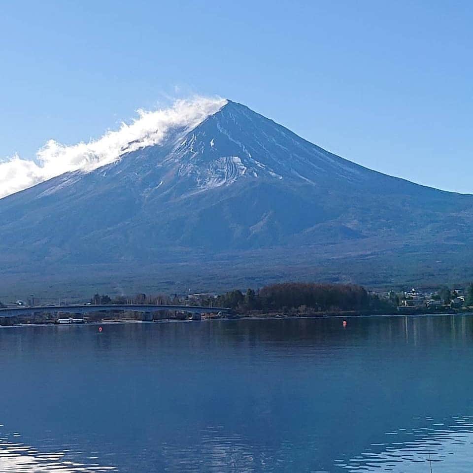 綾小路きみまろさんのインスタグラム写真 - (綾小路きみまろInstagram)「綾小路きみまろです。 河口湖からの富士山をお届けします。  とても心配な状況が続きます。 みなさまのご無事と安全をいつも心からお祈りしています。  どうかどうか 一日も早い安堵の日が訪れますように‼️  #綾小路きみまろ #富士山 #河口湖 #きみまろ茶やからの富士山ビュー  #staysafe #医療従事者に感謝」1月9日 18時26分 - ayanokojikimimaro_official