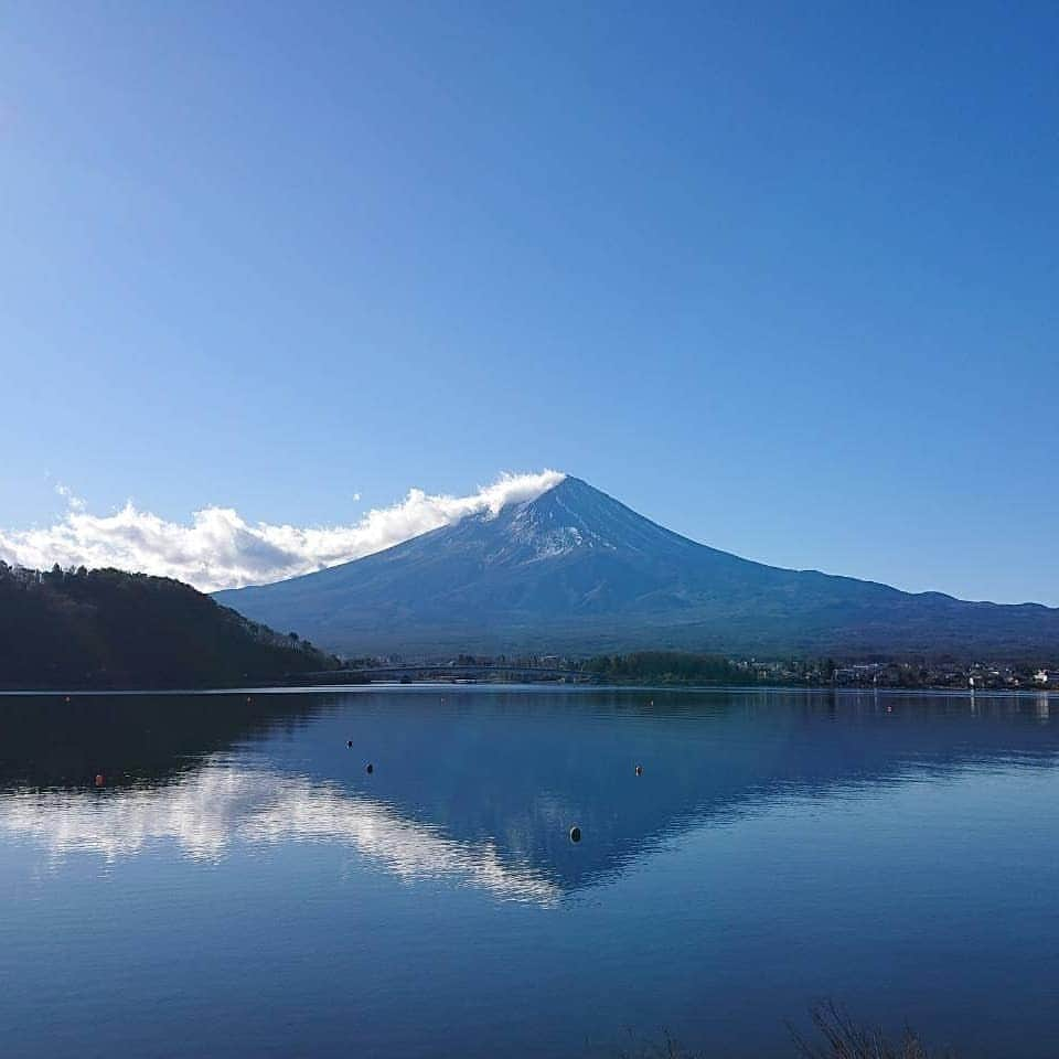 綾小路きみまろさんのインスタグラム写真 - (綾小路きみまろInstagram)「綾小路きみまろです。 河口湖からの富士山をお届けします。  とても心配な状況が続きます。 みなさまのご無事と安全をいつも心からお祈りしています。  どうかどうか 一日も早い安堵の日が訪れますように‼️  #綾小路きみまろ #富士山 #河口湖 #きみまろ茶やからの富士山ビュー  #staysafe #医療従事者に感謝」1月9日 18時26分 - ayanokojikimimaro_official