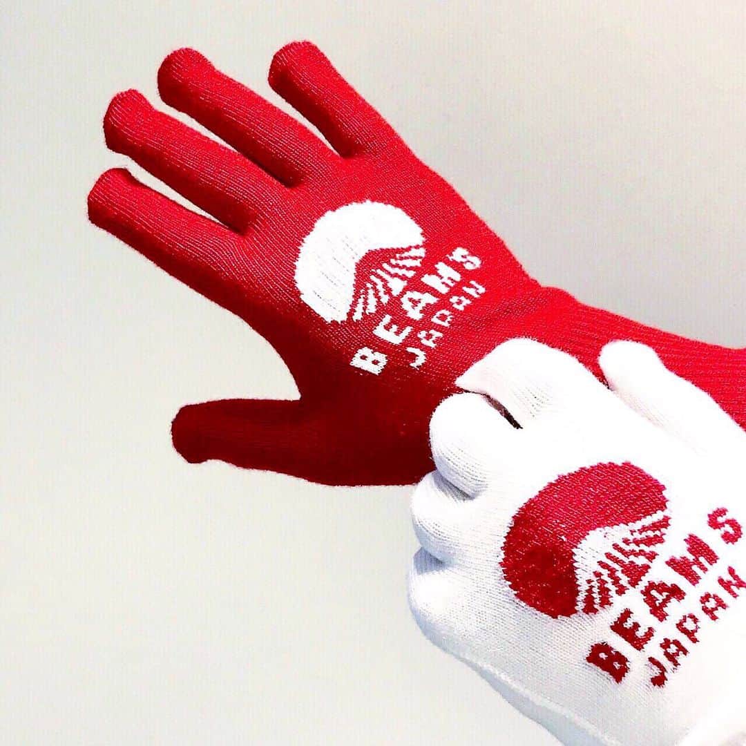 BEAMS JAPANさんのインスタグラム写真 - (BEAMS JAPANInstagram)「＜tet. × BEAMS JAPAN / 別注 ビームス ジャパン ロゴ グローブ＞ なんと12色展開！ 豊富なカラーバリエーションで、 丁寧に作られた日本製の手袋は、 カジュアルな装いにぴったり。  寒い季節にご自身用はもちろん ギフトとしても最適なニット手袋です。  サイズはメンズ・レディースの2サイズ展開です。  ▼tet. 国内手袋生産90％シェアを誇る日本一の生産地、香川県東かがわ市。 手作業で生みだされる手袋生産の拠点が海外へ移り、国内に残る職人の高齢化も進みました。 そんな中＜テト＞は東かがわ市で作られる手袋を中心に手にまつわるオリジナル商品を展開。 産業の今を伝える活動に取り組んでいます。  ▼Women  Item No. 5646-0020  ▼Men Item No. 5646-0019 ¥2,500+tax  現在ビームス ジャパンは 短縮時間(12:00〜19:00)にて 営業をしております。  またこれらのアイテムは 店頭だけではなく、 ・公式オンラインショップ ・ZOZOTOWN ・Rakuten Fashion にてお取り扱いがございます。 是非ご覧くださいませ。  BEAMS JAPAN 1F ☎︎ 03-5368-7314 #beams  #beamsjapan  #beamsjapan1st  #limitededition#tet #glove#madeinjapan #ビームスジャパン #日本製#手袋 #別注#限定」1月9日 18時33分 - beams_japan