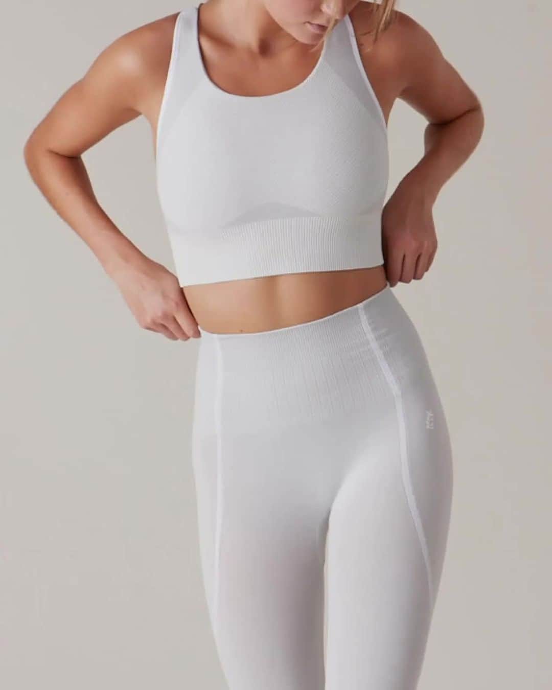 のインスタグラム：「The start of a New Year provides an opportunity to reset and ⁠reconnect to our well-being. Whether you're returning to a daily practise or forming new fitness habits, our stylish yogawear collection will help to keep you motivated.⁠ ⁠ Crafted in Portugal using the latest technologies, our contemporary Wellness Collection blends organic cotton with recycled polyester to create a seam-free, supportive and comfortable fit. Visit the link in our bio to see more. #bamford #recycledactivewear #sustainableyoga」