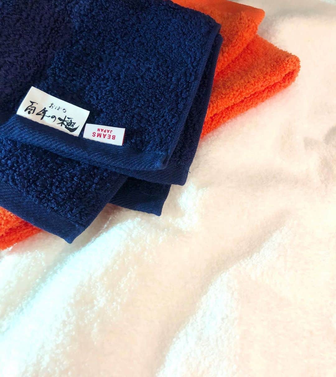 BEAMS JAPANさんのインスタグラム写真 - (BEAMS JAPANInstagram)「【RESTOCKED】 ＜おぼろタオル × BEAMS JAPAN / 別注 百年の極みタオル＞ ふわっふわな感触と驚くほどの吸水性・軽さが特徴の 肌に優しい百年の極みタオル。 橙と藍色はビームス ジャパン別注の スペシャルカラーです。 このタオルは一般的なものと比べ 3倍以上の時間をかけて作られ、 触った瞬間から気持ち良さが段違い。 生産は安心の日本製で品質は折り紙つき。 一度使っていただきたい“極上の使い心地”です。 . ハンド・フェイス・バスタオルと 大きさも3種類ご用意しておりますので ご自身用はもちろん、ギフトにもオススメです。 . . 【おぼろタオル】 三重県津市で生まれたおぼろタオルは 明治41年9月に『おぼろ染めタオル製造法』の 専売特許を得て創業。 国内から日本製のタオルが減っていく中、 あくまでも日本製にこだわり続けてきた 日本的な上質さとやさしさにあふれたおぼろタオルは、 今でもファンが増え続けています。  現在ビームス ジャパンは 短縮時間(12:00〜19:00)にて 営業をしております。  またこれらのアイテムは 店頭だけではなく、 ・公式オンラインショップ ・ZOZOTOWN ・Rakuten Fashion にてお取り扱いがございます。 是非ご覧くださいませ。  BEAMS JAPAN 1F ☎︎ 03-5368-7314 #beams  #beamsjapan  #beamsjapan1st  #ビームスジャパン #新宿 #新宿三丁目 #日本製 #madeinjapan #三重県#津市 #おぼろタオル#タオル #towel#limitededition #limitedcolor#別注 #バスタオル#フェイスタオル #ハンドタオル #再入荷#restocked」1月9日 18時30分 - beams_japan