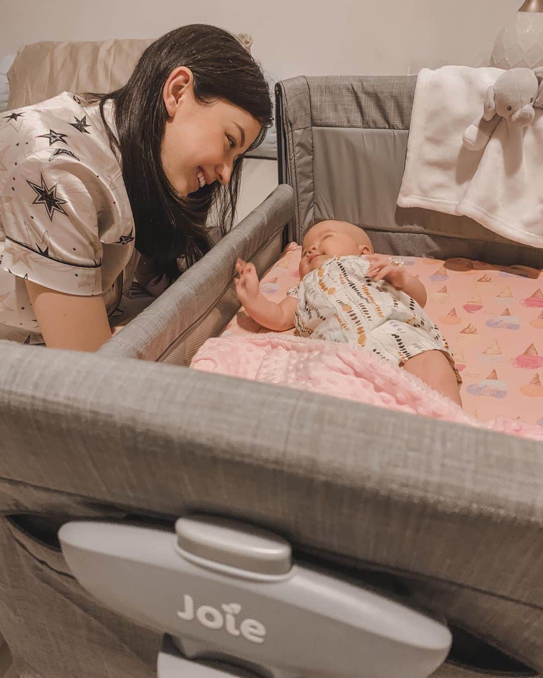 Kimberly Ryderのインスタグラム：「Mana emak2 yang kurang tidur karena newborn kalian tunjuk tangan?! ☝🏼☝🏼☝🏼  Grateful banget tapi buat @joie_ind Roomie Glide bedside crib ini yang buat aku dan Aisyah lebih enak tidurnya. Aisyah bisa tidur pas disamping aku, gampang banget angkat dia keluar-masuk crib dan bisa di goyang-goyang cribnya biar cepet bobo! 🥰  📷 @edward_akbar」