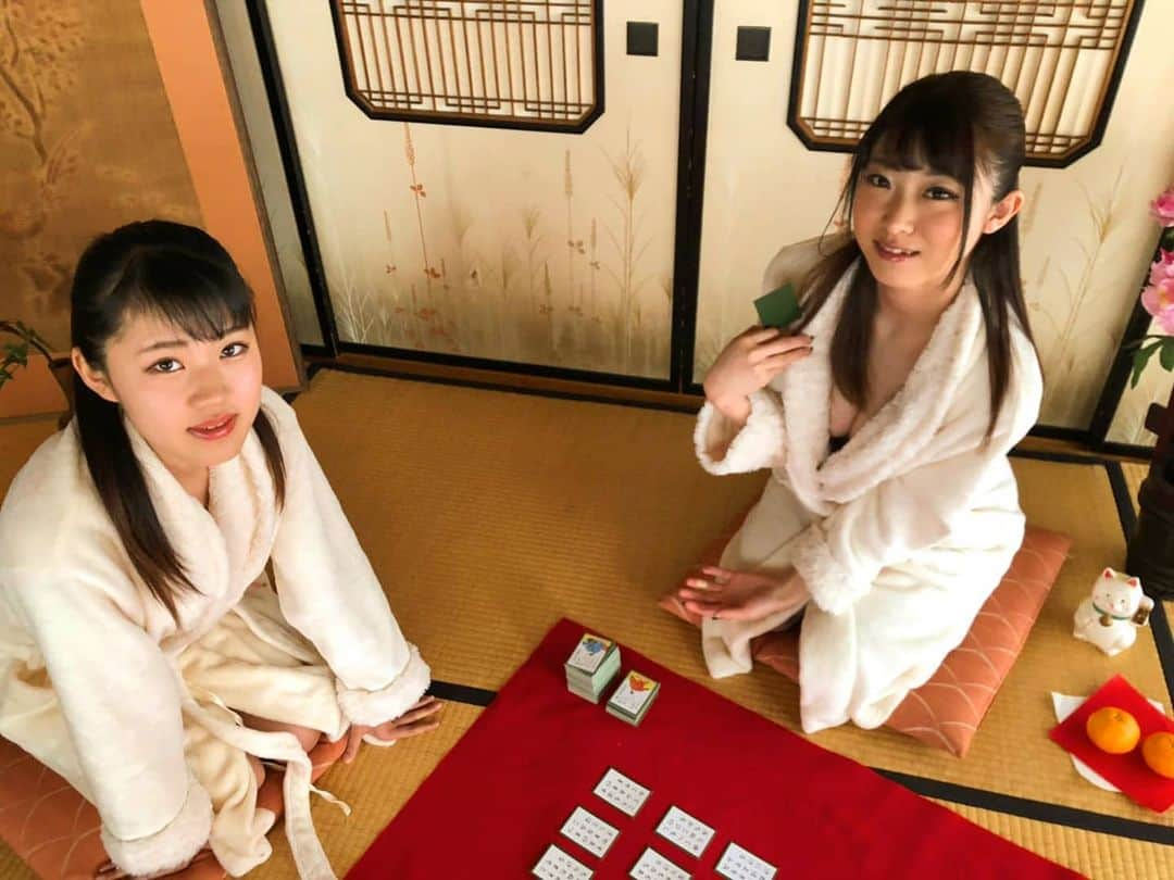 カプセルエージェンシーさんのインスタグラム写真 - (カプセルエージェンシーInstagram)「週刊ポスト 1月22日号 #週刊ポスト をチェック✩ https://www.fujisan.co.jp/product/1154/  #黒崎みか (@niconico_mikachan ) #KurosakiMika #구로미카 #黑崎美嘉 #姫野ことめ #KotomeHimeno #HimenoKotome 間違え探しで出演♡  #カプセルファンクラブ ⚠️会員限定⚠️ 撮影合間のオフショットを 1/7～11まで毎日投稿中♡ https://www.fansnet.jp/capsuleagency/  #カプセルエージェンシー #Capsuleagency #オフショット #女の子 #japanesewoman  #Japanese #正月 #happynewyear #カルタ #karuta #バスローブ #グラビア #女優」1月9日 18時34分 - capsuleagency_official