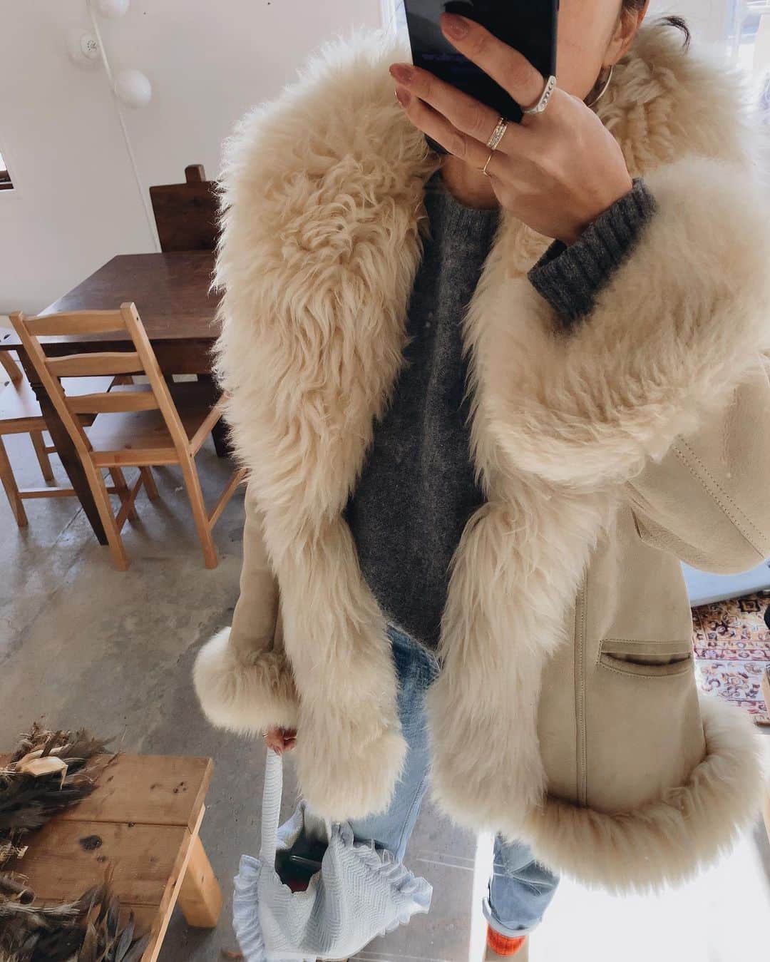 堀舞紀のインスタグラム：「🐑🐑 . . . やっぱり ファーとか、 ダウンがないと湘南でも 冬が越せない🤢 . . . 寒すぎ。 . . . #outfit  #母親服装 #バックの中身 3枚目🙃」