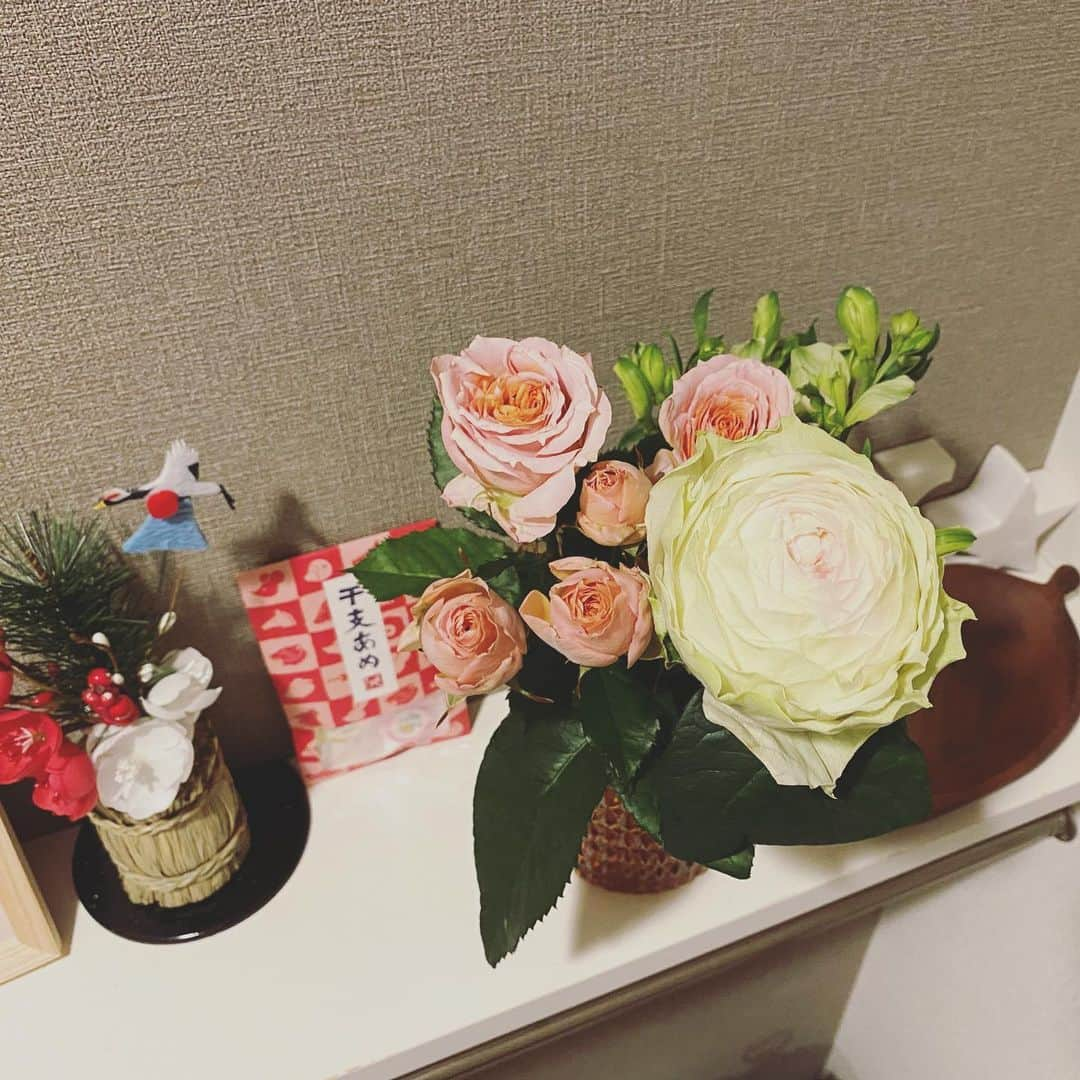 武田訓佳さんのインスタグラム写真 - (武田訓佳Instagram)「💐 ・ お仕事先でお花をいただきました🤍 久しぶりに お家に生花がある幸せ🥰 ・ ・ ・ #何歳になっても #お花のプレゼントは嬉しい #オンナゴコロ #💕 #花のある暮らし #💐 #たけだの日常 #玄関編」1月9日 18時38分 - kunika0117