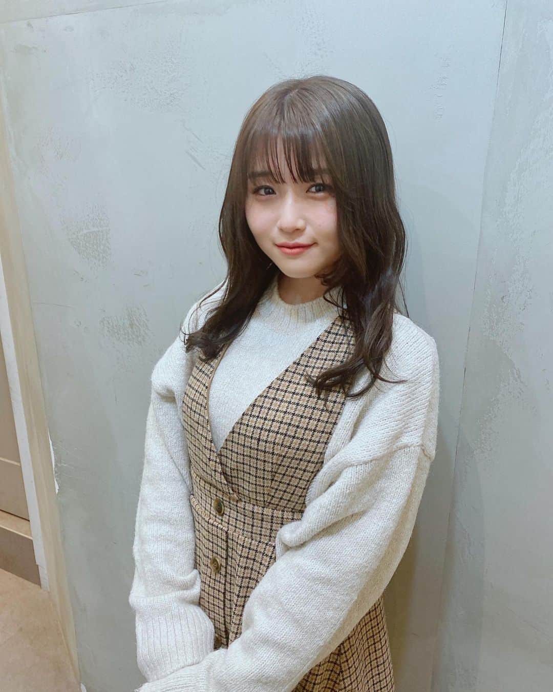 のインスタグラム：「カット&カラーしていただきました✂︎ よく見るとハイライトが入ってタテジマになっています #ほめて 感染対策の守備率も高くて安心のspicaさんです @spica_akemi ． #撮影の時だけ無言でマスク外しました」