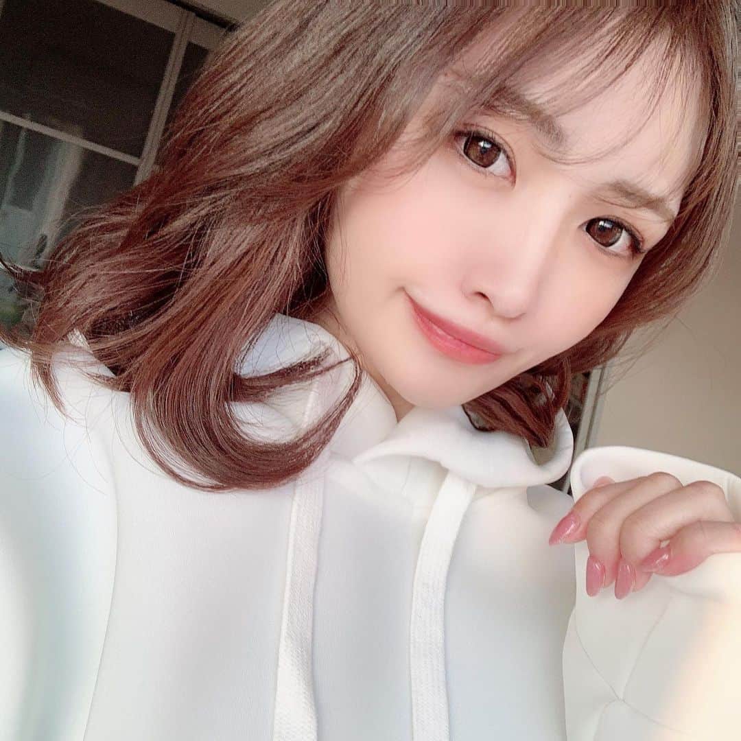 餃子のりさちゃんのインスタグラム：「一人は出来の悪い白髪で〜 もう一人は永遠のプリンセス〜👸🤍」