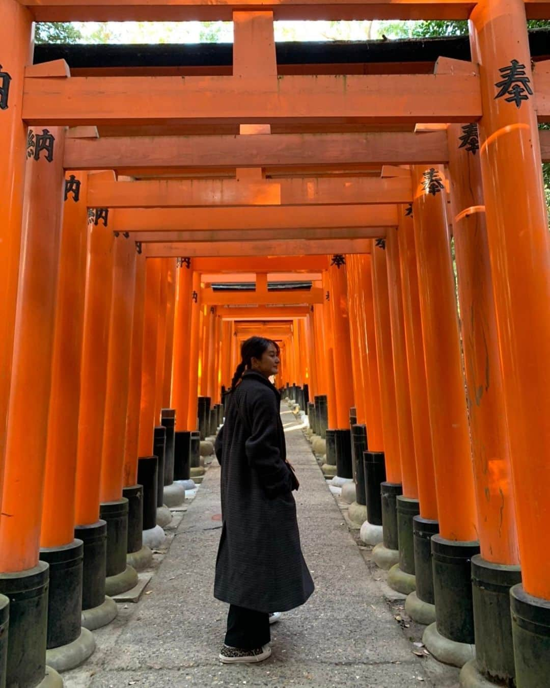 海下真夕さんのインスタグラム写真 - (海下真夕Instagram)「. 今年のお正月も毎年と同じようにお家でテレビのチャンネルを行ったり来たりしながら過ごしたはずなのに、どこか年越しした感じしないような。 一年が短く感じていたからなのか、いつもと少し違う感じがした変な気持ちでした。  初詣は近所の神社で⛩ 写真は11月に京都の伏見稲荷大社に行った時の。 気持ちがすーっとしますね😌🍀  #いつかの写真 #時差投稿 #京都#京都旅行 #まだ載せきれてない写真がたくさん #今年もちょこちょこ載せるかも #旅行の写真見て#行った気持ち #いつかまた行きたい」1月9日 18時49分 - kaigeworld