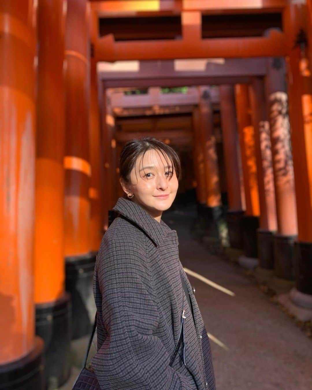 海下真夕さんのインスタグラム写真 - (海下真夕Instagram)「. 今年のお正月も毎年と同じようにお家でテレビのチャンネルを行ったり来たりしながら過ごしたはずなのに、どこか年越しした感じしないような。 一年が短く感じていたからなのか、いつもと少し違う感じがした変な気持ちでした。  初詣は近所の神社で⛩ 写真は11月に京都の伏見稲荷大社に行った時の。 気持ちがすーっとしますね😌🍀  #いつかの写真 #時差投稿 #京都#京都旅行 #まだ載せきれてない写真がたくさん #今年もちょこちょこ載せるかも #旅行の写真見て#行った気持ち #いつかまた行きたい」1月9日 18時49分 - kaigeworld