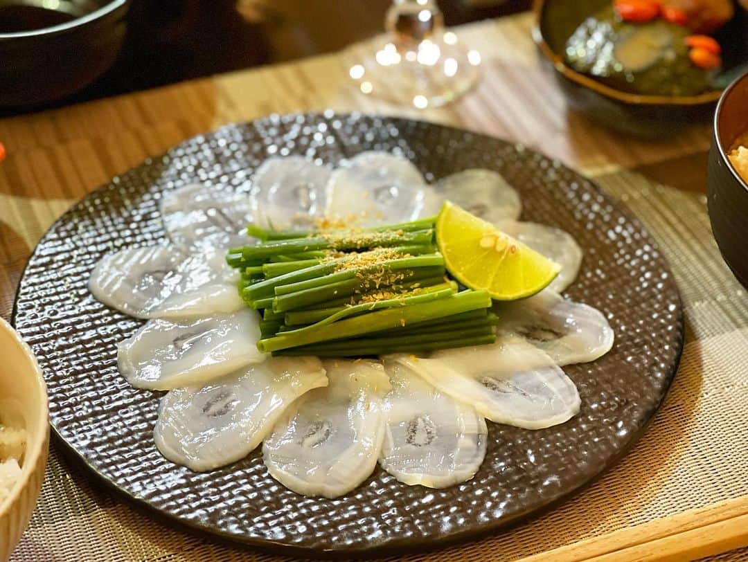 中村明花 Foodさんのインスタグラム写真 - (中村明花 FoodInstagram)「.﻿ 新鮮で立派な北海道の水だこの足が届いたのでタコしゃぶにした日のごはん🐙﻿ .﻿ タコは生だとヌメリがあって捌きにくいので良く切れる包丁がないと綺麗に捌けません。﻿ が、一度冷凍して半解凍（もしくは半冷凍）すると切りやすくなるので生で切るのに慣れてない時はオススメです☺︎﻿ .﻿ ちなみにタン（お肉のね）も生のままより半解凍して切ると切りやすいです。﻿ （タンを丸々1本買う事もなかなか無いかと思いますが😂ドイツじゃ普通の事だったので機会がもしあれば^ ^）﻿ .﻿ .﻿ 優秀な栄養素が豊富なタコさん🐙﻿ .﻿ 特に疲労回復効果があるタウリンは食材の中でもトップクラスの配合率🏅﻿ （よく栄養ドリンクで「タウリン○○ミリグラム配合」とか書かれてるあのタウリンですね。）﻿ .﻿ 簡単過ぎる説明だと、﻿ 低カロリーでかつ、疲労回復や健康など全体的なエネルギーアップにつなげてくれるのがタコさんです。﻿ .﻿ タウリンは、水に溶ける性質があるのでタコを茹でる時は茹で汁も飲むようにするといいですよ♪﻿ この日はタコしゃぶの後は雑炊も楽しみました♡ . . #ゆずポン酢作りたかったけど柚がないのでライムポン酢で #ライムはそこら中に売ってるタイ #タイで作る日本食 📖「夫婦のきずなごはん」&「1回のお買い物で3日献立　夫婦のきずなごはん」発売中  #cooking #Japanesefood」1月9日 18時44分 - sayaka_nakamura_food
