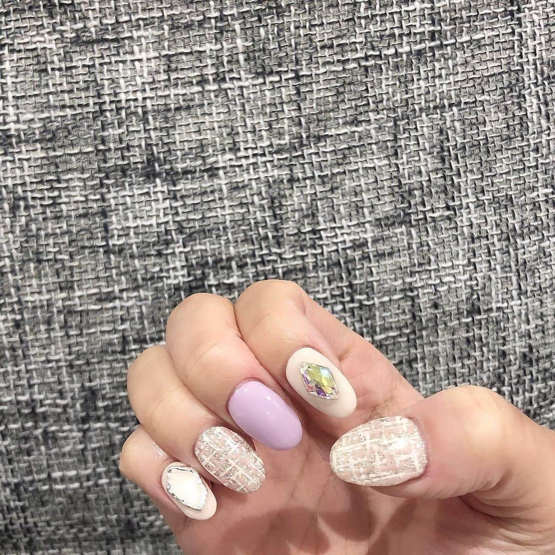 山本瑠香さんのインスタグラム写真 - (山本瑠香Instagram)「new nail💅✨  ツイードネイルにしてみた❤︎ 人差し指のオーロラストーンもお気に入り🏰💎  #nail #nails #nailart #ネイル #ネイルデザイン  #冬ネイル #ツイードネイル #네일아트 #네일」1月9日 18時45分 - ruka_1010_team8