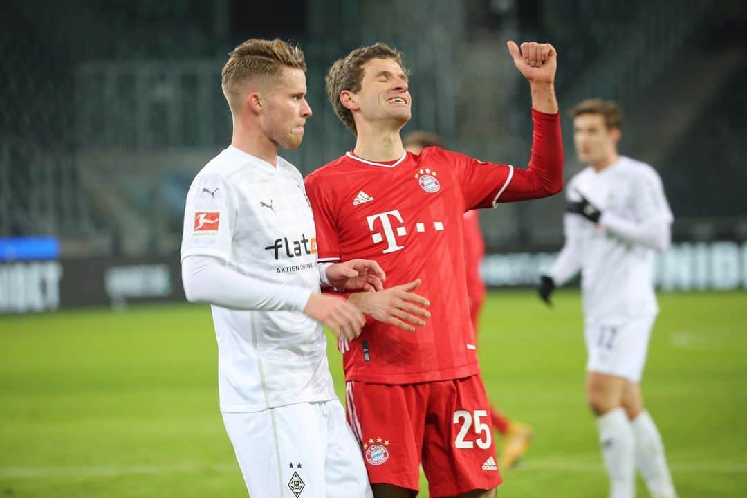 トーマス・ミュラーのインスタグラム：「It’s definitely easier to post on Instagram after a big win than a defeat. We had a very good start into the game but we lost in the end. As every time we have to analyse, to adapt. It’s always a big mental challenge but the most important part is to stay together and come back stronger next time. 🏋🏼🏋🏼🏋🏼 #familyhelpshealing #headsupFCB #selfcritical #but #positivevibes #futurecounts #schaumermalwasdieanderenheutesomachen」