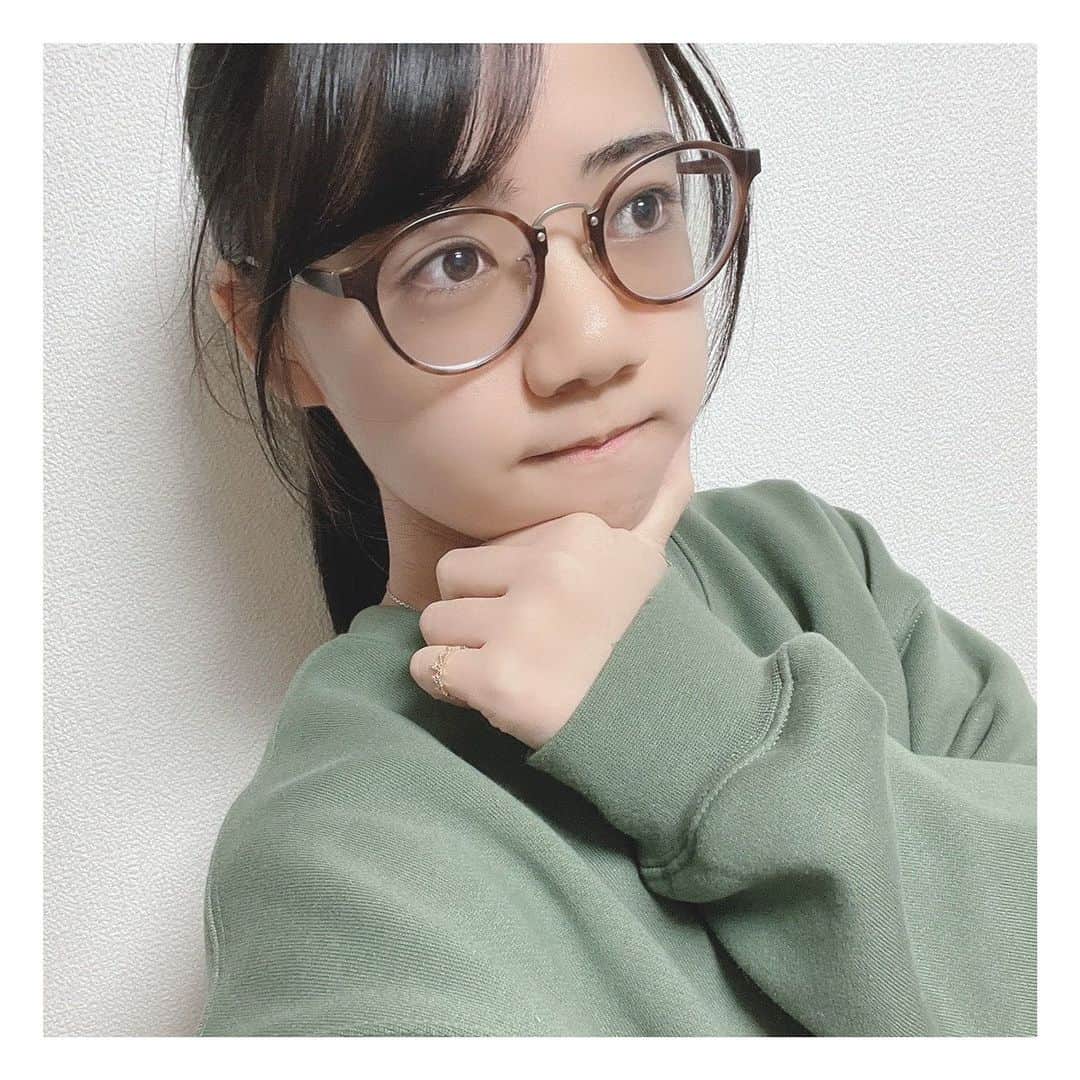 BmF【公式】のインスタグラム：「🧐﻿ ﻿ 寒い……寒すぎる季節❄️﻿ 風邪引かないように﻿ 身体を温めないとですね🍵﻿ ﻿ 視力が良くないので、﻿ 家では眼鏡をかけて過ごしてます！﻿ ﻿ ﻿ #miyuki #BmF #ビーマイナーエフ ﻿ #眼鏡 #メガネ ﻿ #高校生 #jk #jk2 #04 #17歳 ﻿ #Japanese #Japanesegirl」
