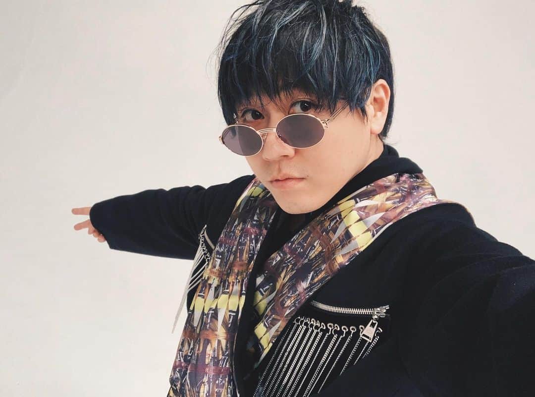 TAK-Zのインスタグラム：「ライブまたいくつか飛んだけどそのぶん曲いっぱい作るから楽しみしててよne👽🫀」