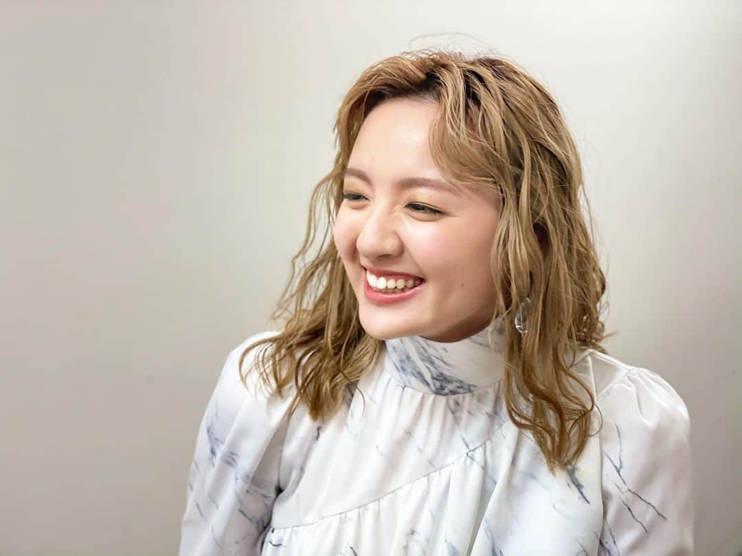 のインスタグラム：「来週1/16(土)放送🌹MUSIC FAIR . . 先程の放送で予告編が流れましたね😳いよいよ来週放送です！ フジテレビ系「MUSIC FAIR」へ初出演させていただきます🌹 . 歌唱曲は「After All」🌹 いまから放送が楽しみすぎますね🥰ぜひリアタイ！難しい方はぜひ録画を◎ . . 2021.01.16 sat 18:00〜 フジテレビ系「MUSIC FAIR」 🌈2021年注目アーティストSP🌈  🌼出演 #緑黄色社会 さん #SnowMan さん #折坂悠太 さん #瑛人 さん #鈴木瑛美子  . . 🌹credit stylist 岡部俊輔 hair & make つばきち @tsubakichi_hairmake  . . #musicfair  #ミュージックフェア #鈴木瑛美子 #AfterAll by staff」