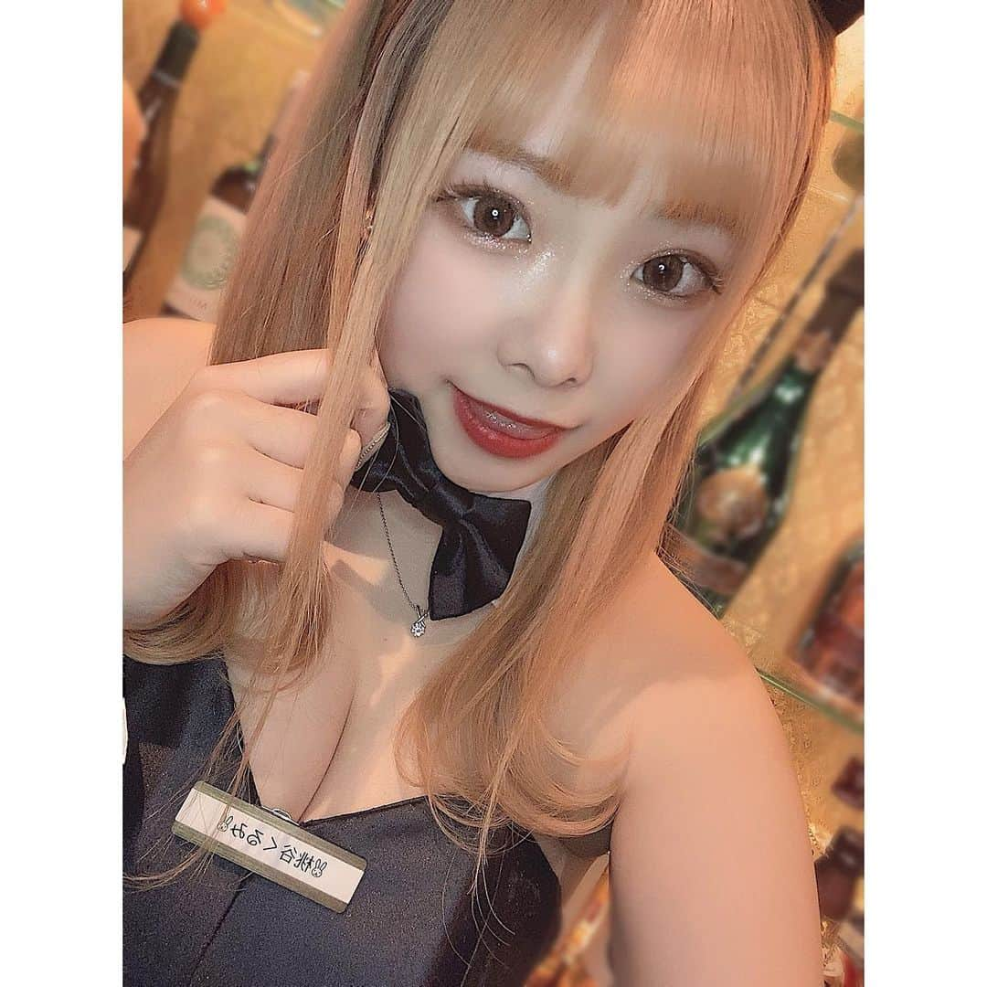 桃谷くるみのインスタグラム：「. 今日も今日とて出勤してるよ🐇❤️ ドーナツ食べて幸せルンルンです🎶 . . ブログも見てくれると嬉しいなあ🥺💖 . . . . . #オンライン飲み会 #オンライン #オンラインガールズバー #zoom #zoom飲み会 #アミュる #rich #金山 #鶴舞 #名古屋 #東海 #大須商店 #熱田区 #中川区 #アスナル金山 #金山駅 #名駅 #名古屋市中区 #ガールズバー #ポケパラ #バー #BAR #夜 #バニーガール #あみたいつ #ハイレグ #キャバ嬢 #モデル #うさぎ」