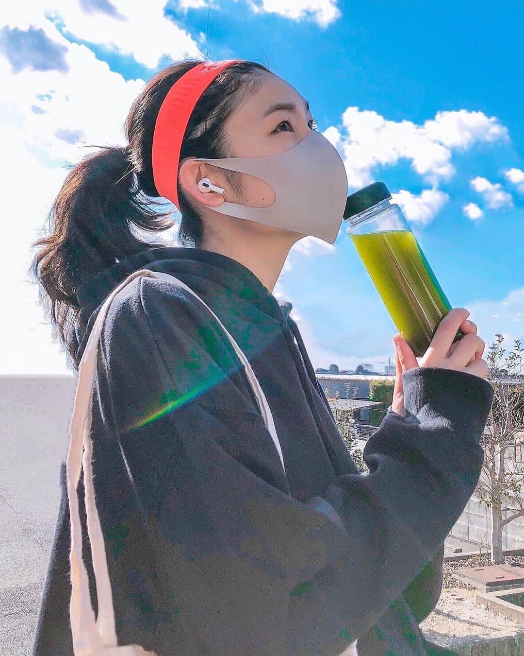 のインスタグラム：「. . 初めて飲んだときに感動した @matchamode_official 🌿 . 有機栽培のスーパーフード、モリンガが使われていて アンチエイジングやデトックスに効果的な抹茶なの🍵 . ヨーロッパは硬水で体調崩す事もあったから、 オススメされて飲んでみたら、お肌とお腹の調子が 良くなって、即効性あってびっくり！笑 . スティックタイプで飲みやすくて 水にも溶けるのが簡単で嬉しい😘 . 帰国して母にプレゼントしたら 飲んですぐ効果を感じたらしく 喜んでくれて親子で飲んでる😁💕 . #matchamode#matcha#greentea #モリンガ#スーパーフード#カテキン #緑茶#抹茶#日本茶#デトックス」