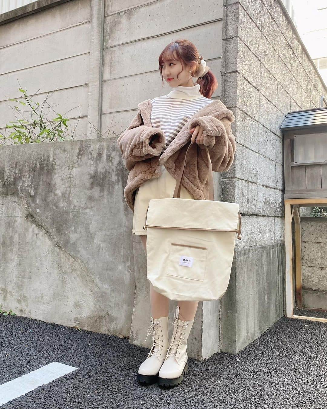 星野麻里愛さんのインスタグラム写真 - (星野麻里愛Instagram)「wegoコーデ♡  ベージュ女子コーデ♡  outer...3999 tops...¥2199 bottom...¥2859 bag...¥549 shoes...¥4399  詳しくはプロフィールのURLから 見てください❤️❤︎  #wego#wego大須店#ウィゴー #うぃごー#全身コーデ#全身コーディネート #コーデ紹介#名古屋サロモ#名古屋サロンモデル#名古屋モデル#東京サロンモデル#ポニーテール#ベージュカラー #ベージュコーデ#ボーダートップス#ファーアウター」1月9日 18時55分 - maria.pink28