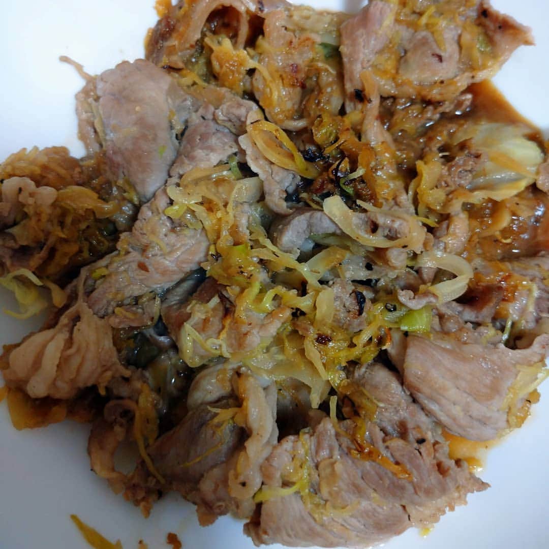 のインスタグラム：「本日のズボラ飯  豚肉とキャベツのガリポン炒め  豚まめのゆず胡椒炒め #ズボラ飯 #自炊飯 #ドケチ飯 #プロレスラーが作る飯 #酒飲みの味」