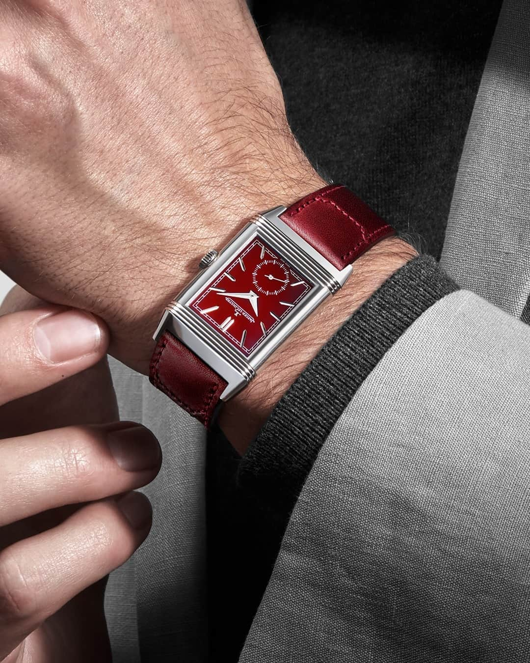 ジャガールクルトさんのインスタグラム写真 - (ジャガールクルトInstagram)「Deep red in colour. A special aura for a unique style. #Reverso  _ Reverso Tribute Small Seconds _ Stainless steel case associated with intriguing Burgundy-red dial. As audacious as it is mysterious, it proudly reveals its aesthetic codes with extreme refinement.  _ #JaegerLeCoultre #Reverso #Style #ArtDeco #Icon #Heritage #ArtDeco #Style #HomeofFineWatchmaking #SwissWatch #SwissMade #ValleeDeJoux #Watchmaking #Craftsmanship #SavoirFaire #WatchoftheDay」1月9日 19時00分 - jaegerlecoultre