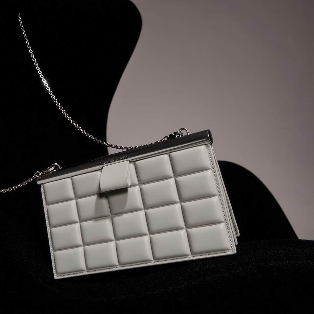 CHARLES & KEITHさんのインスタグラム写真 - (CHARLES & KEITHInstagram)「Intricately quilted and adorned with silver hardware, strike the balance between form and function with this grey quilted clasp clutch.  #CharlesKeithFW20 #CharlesKeithOfficial  Product featured: Quilted clasp clutch」1月9日 19時00分 - charleskeithofficial