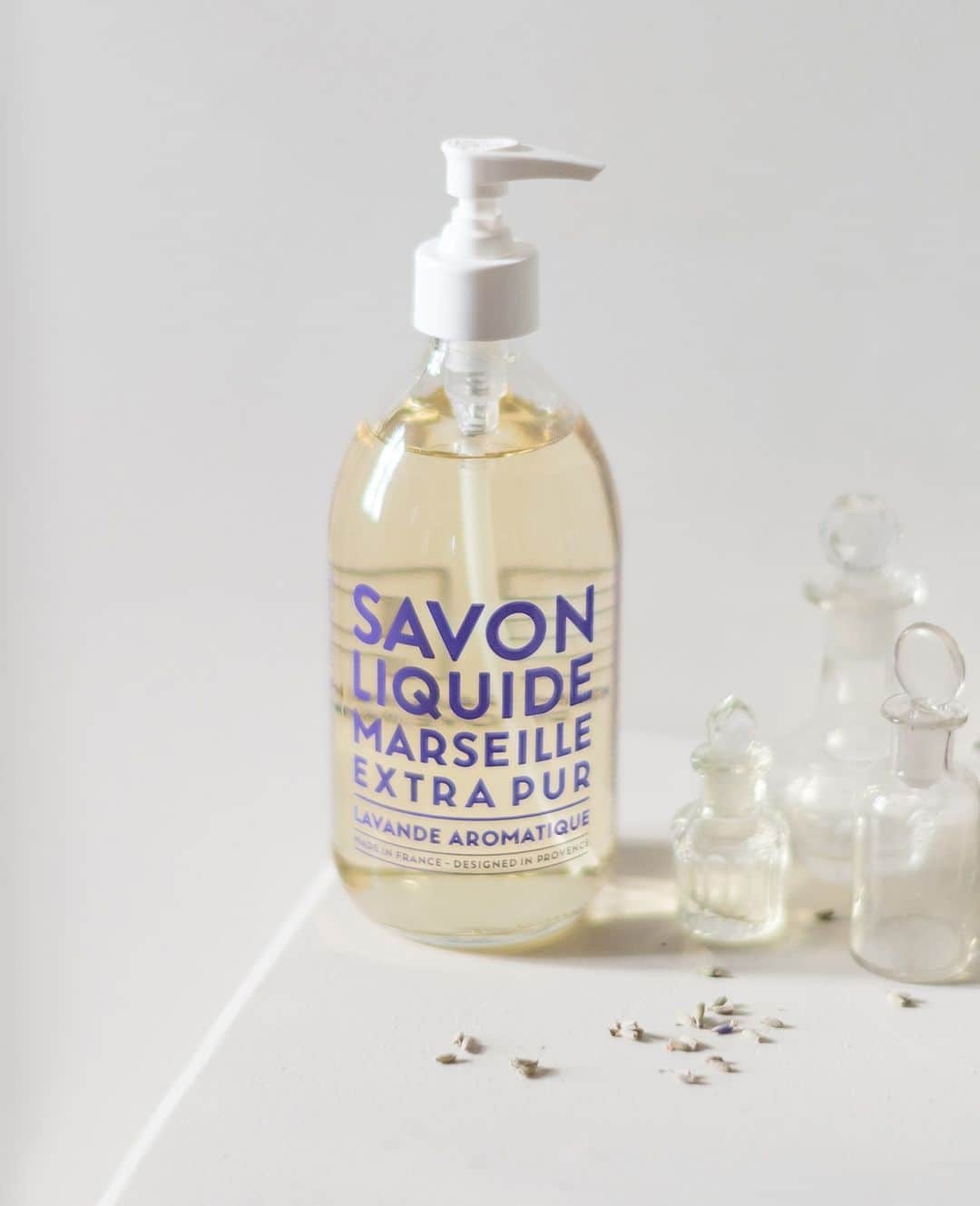 カンパニードプロバンスのインスタグラム：「Le parfum enivrant de la lavande...💜 "Seul le parfum est capable de nous faire voyager dans le temps, de nous rappeler les émois de nos 15 ans. Mais si le parfum est un lien avec l'émotion, c'est aussi parce qu'il s'inscrit dans la mémoire. Un parfum, c'est d'abord un souvenir." ⁠ --⁠ Lavender ... 💜 "Only perfume is capable of making us travel through time, of remembering the emotions of our 15th birthday. But if the perfume is a link with emotion, it is also because it is inscribed in the memory. A perfume is first of all a memory. "」