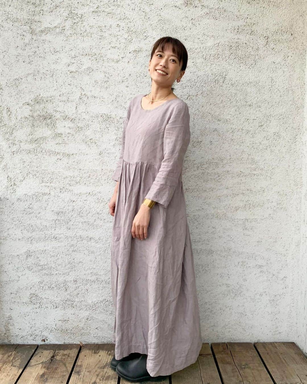 のインスタグラム：「朝からバタバタと家事等を済ませ ホッとした所で 熊本の母からプレゼントが届いた  わたし達は お互いの誕生日にプレゼントし合っている  去年の母の誕生日に わたしは初めて 「なんでも、いくらでもいいから欲しいものを買ってあげるよ！」 って言えた  その時 ようやく一人前になれた気がしたんだよね  今年で母は還暦を迎える 何をプレゼントしようかなって考える時間が楽しい  今日は自分の誕生日  誕生日には必ず母に  「産んでくれてありがとう。」 と、伝えている  この誕生日の習慣は、19歳から初めたんだけど 親に感謝の気持ちを表すのは やっぱりくすぐったいけど 産んでくれたから今があって お陰様で幸せに生きている  今日も電話で 「産んでくれてありがとう！お陰様で幸せだよ！」 と伝えたら  母が笑いながら 「こちらこそ！産まれてくれてありがとう！」って  なんてハッピーな会話だろう  あー嬉しいな  いくつになっても 続ける大切なことです  ちなみに 「麻美」という名前は 母が付けてくれた 一番最初のプレゼント🥰  34歳って、本当にビックリしちゃうんだけどね まさかこんな感じの大人になるとは思わなかった（笑） 人生めちゃくちゃ楽しんでるわ😙  もちろん 人と比べたらさ 色んなことが足りなく感じたり ダメだなぁって思うこともある  でも、そんな事しても ただ辛くなるだけなんだよね  わざわざ辛くなって何になるのだ？ ってね  わたしは、何か辛くなったりしたら わたしって本当に偉い わたしって本当に最高 って無駄に褒めています（笑）  自分が一番自分を応援してあげたい よく頑張ってるよって  あー 産まれてこれて 最高ハッピー！！  34歳のわたし よろしくねー！！  お祝いのメッセージありがとうございます☺️お陰様で幸せです！  #誕生日 #ありがとう #感謝をする日」