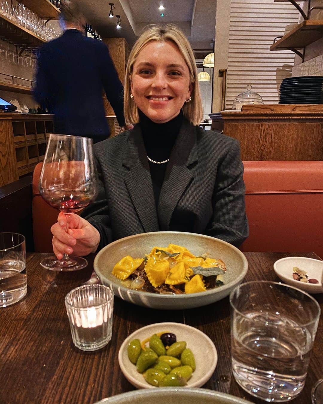 Estée Lalondeのインスタグラム：「I honestly never thought I would miss having a social life as much as I do. I’m actually very introverted and have always been a home body, but I miss going out for dinner and having wine with my friends and laughing 😔🍷 Something I don’t think any of us will take for granted ever again!  - Imagination time! If you could go to any restaurant in the world, which would it be and who would you want to go with? This might seem crazy but I would want to go to Swiss Chalet in Waterloo, Ontario with my family 🥺❤️」