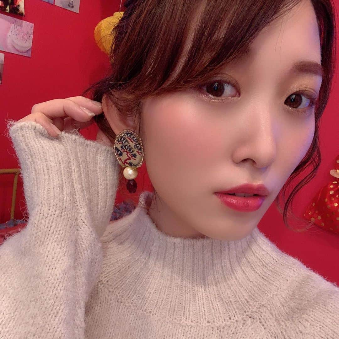 くまみきのインスタグラム：「このピアスめっちゃお気に入り✨﻿ 帯地を使って作られていて、和服にも洋服にも合うのぉ〜🧡﻿ いろんなデザイン集めたくなっちゃうなぁ🤤🤤🤤﻿ ﻿ あっこちゃん( @akk0man )ありがとう〜✌️🧡﻿ ﻿ ‪#ユメデル #ユメデルの超耳飾り ‬﻿ ‪#ピアス #和柄 ‬」