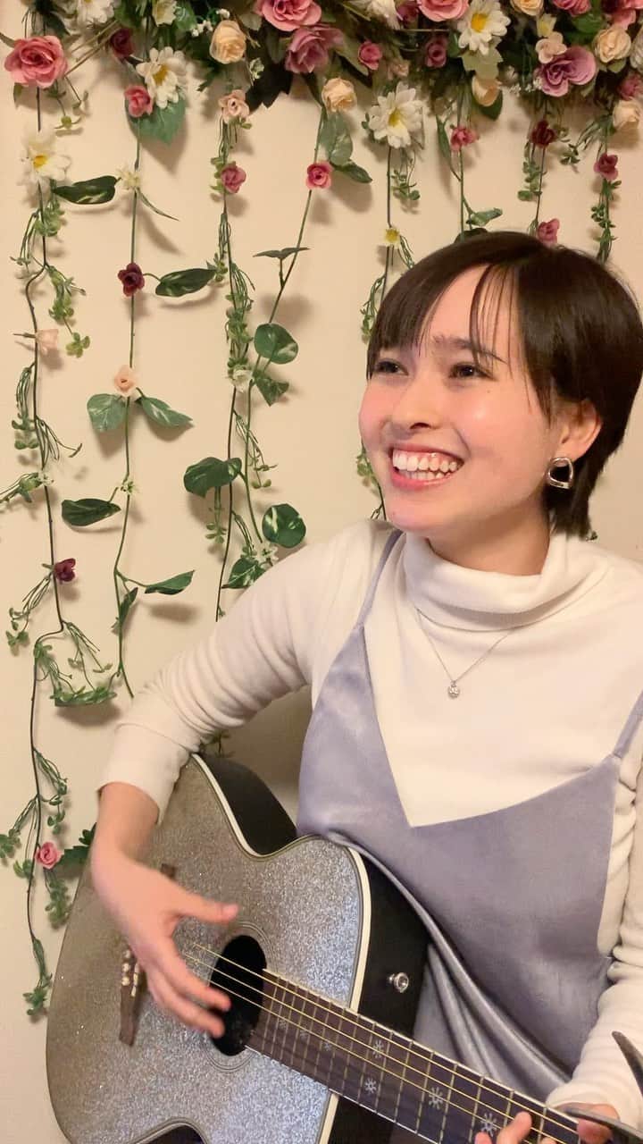 ジャスミンのインスタグラム：「年末年始にこの曲を聴くことが多くて、頭の中から離れなかったので、カバーしてみました✨ この曲は歌うのが難しかったけど、歌詞が好きで歌いたくなる😊  #あけましておめでとう #今年も  #たくさん #歌おうと思います　#cover #guitar #singer #猫」