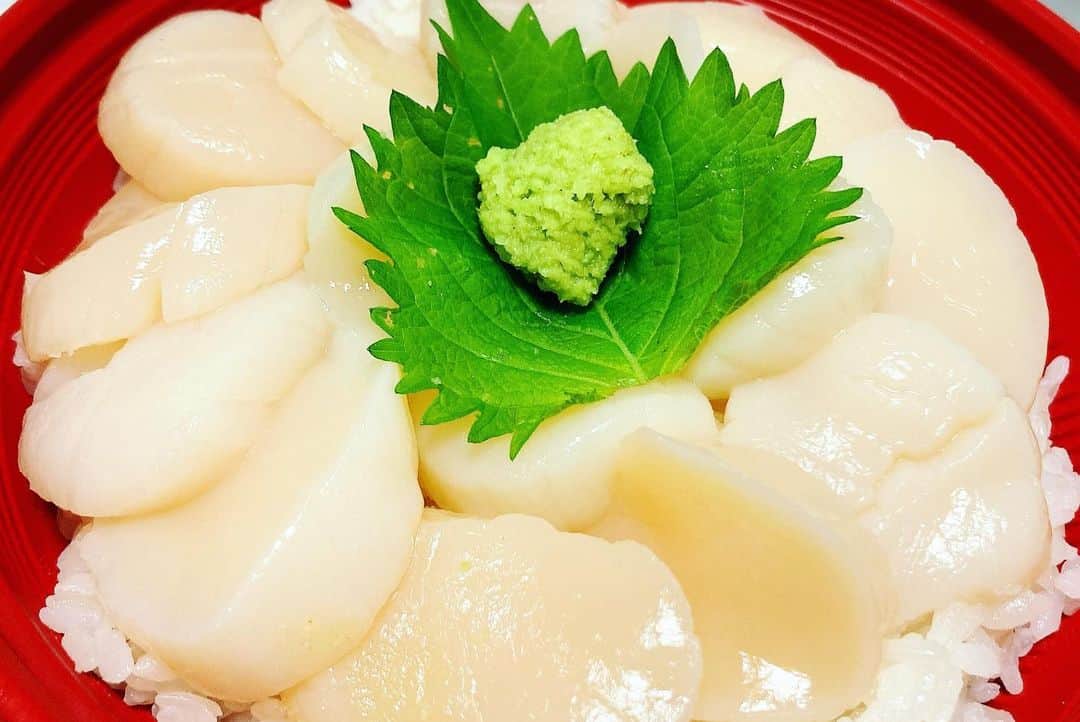 永岡怜子さんのインスタグラム写真 - (永岡怜子Instagram)「宅配のお寿司と海鮮丼。 いつもお世話になっております。。。 . . . #ひきこもりのエンゲル係数が異常な理由」1月9日 19時24分 - nagaoka_reiko