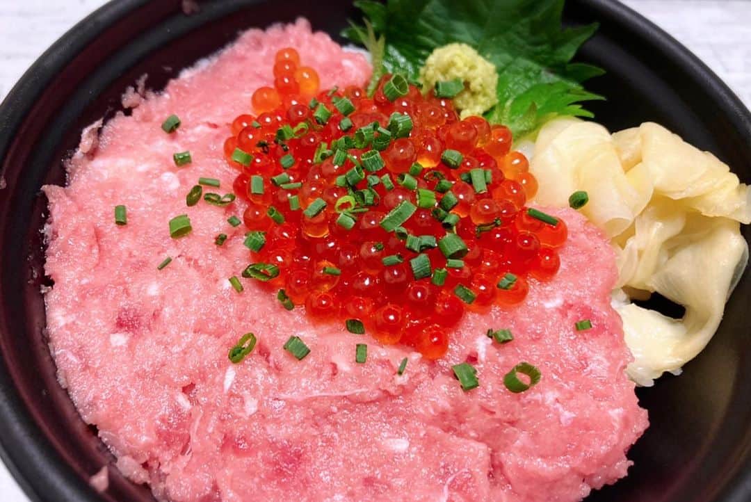永岡怜子さんのインスタグラム写真 - (永岡怜子Instagram)「宅配のお寿司と海鮮丼。 いつもお世話になっております。。。 . . . #ひきこもりのエンゲル係数が異常な理由」1月9日 19時24分 - nagaoka_reiko