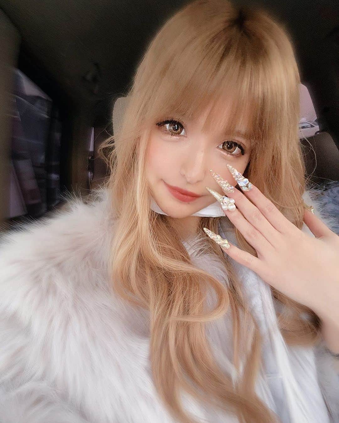 アンジェリカのインスタグラム：「☝🏻☝🏻 . 新しいネイルでご機嫌ｱﾝｼﾞｪさん😌❤️ . マツエクデザインは  ボリュームラッシュ140束 sc.sc.j 12.14.12  下9mm 〈50本〉  だよ❤︎  公式LINE限定キャンペーン (予約時にお伝え下さい♡) ご新規様限定← わたしのインスタ見た！で ¥2,000オフになります ただし¥5,000以上のお会計の方のみになります🙇‍♀️❤  @eyelash_chrissie  . 🦎🦎」