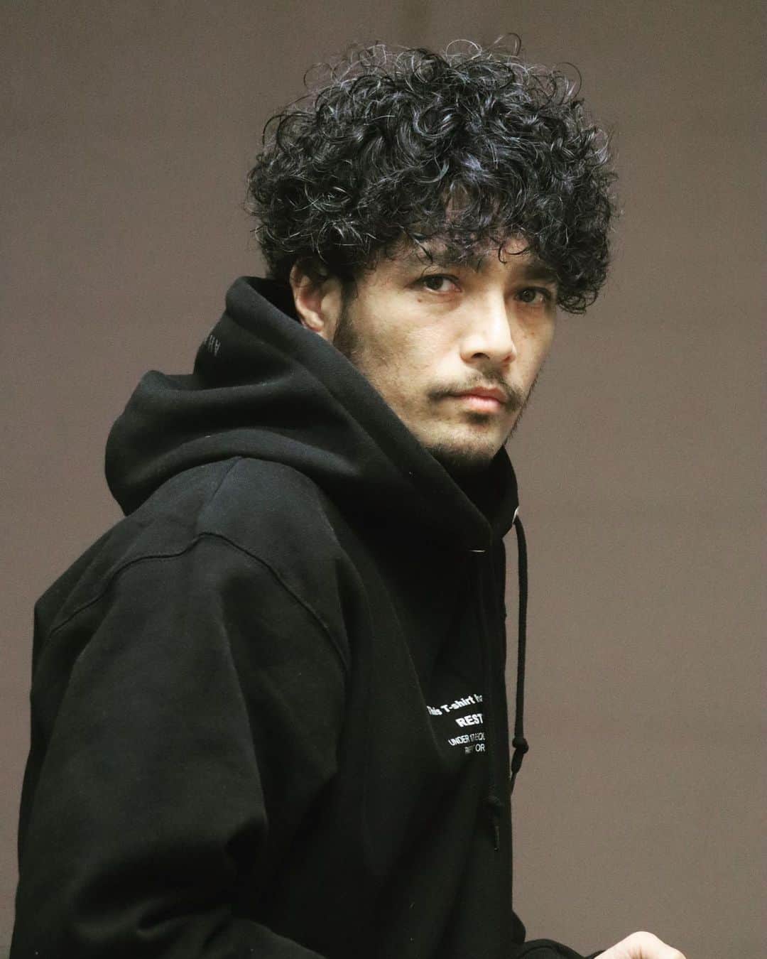 ZOEのインスタグラム：「2021年 前髪と襟足を短くして大きめのパーマを強めに掛けてもらいました✨ バッチリイメージ通りの髪型 ありがとうございます😊  📸@logyuuki  #イメチェン」